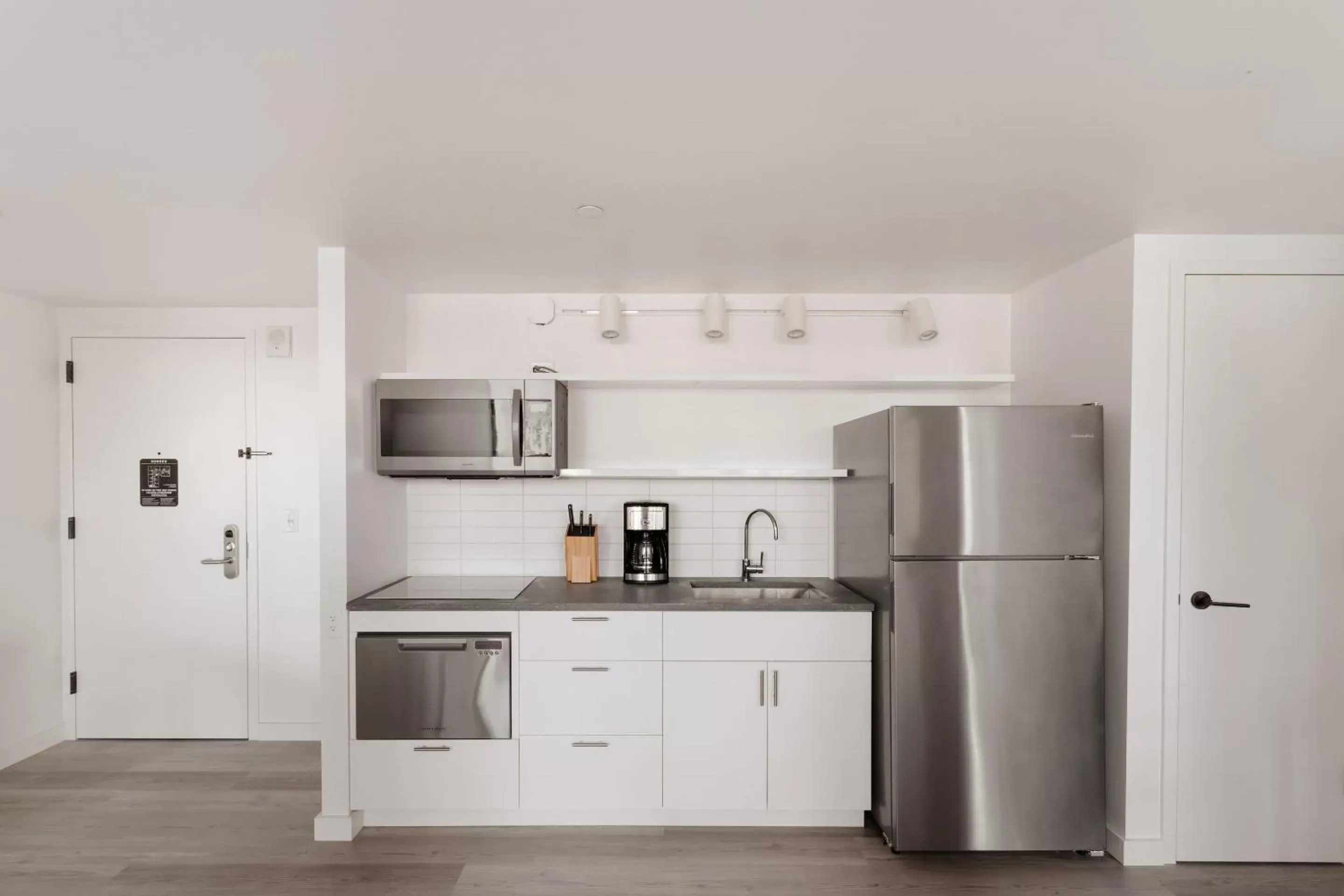 Living room, Kitchen/Kitchenette in Sonder Court Square