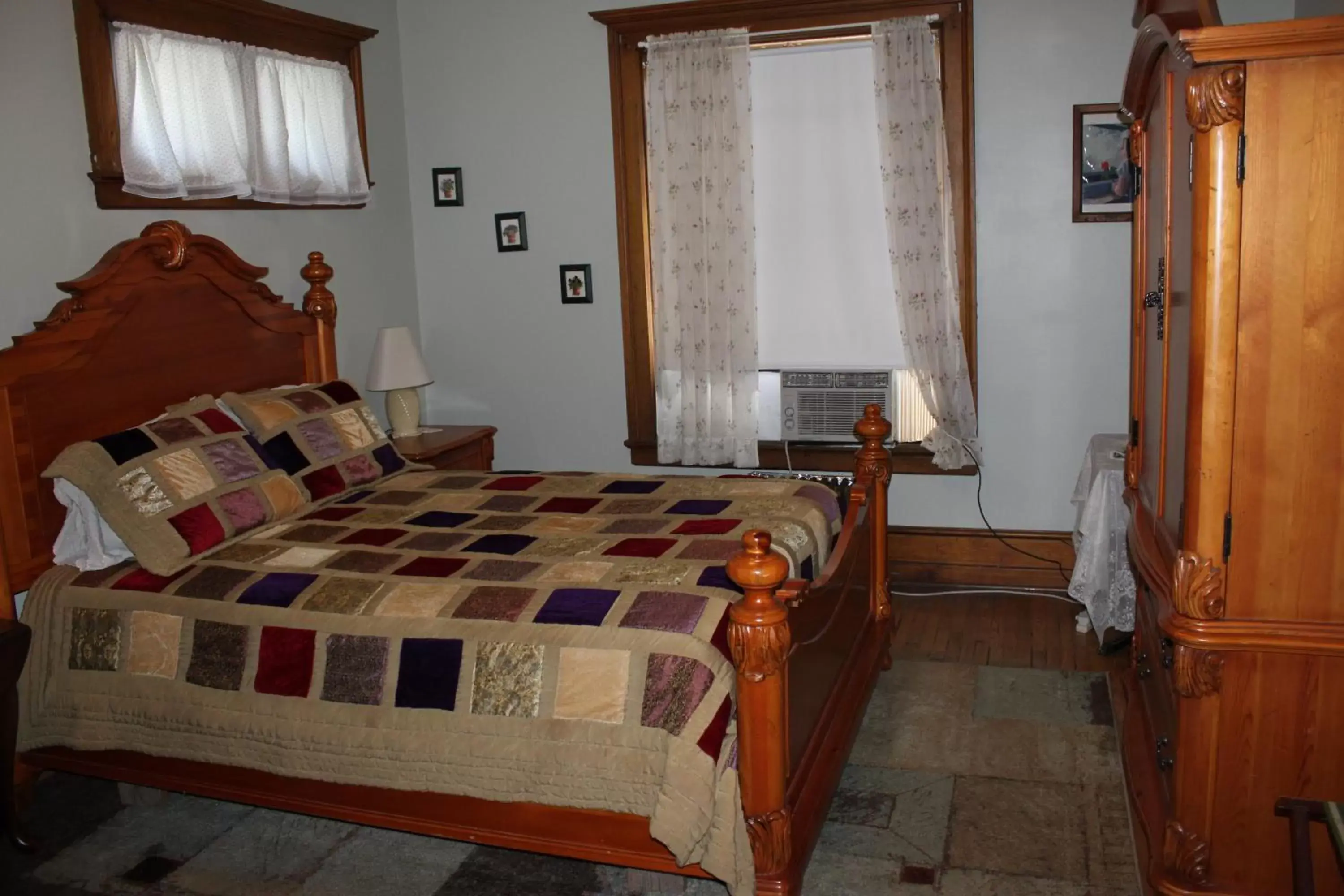 Bedroom, Bed in Victorian Charm Inn