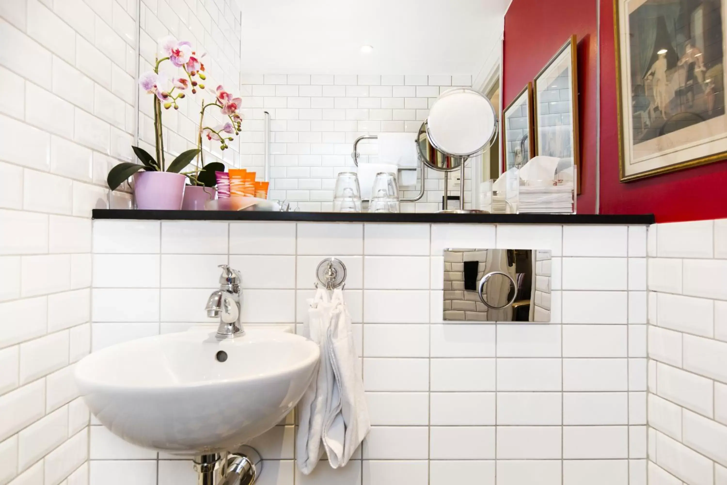 Bathroom in Lady Hamilton Hotel