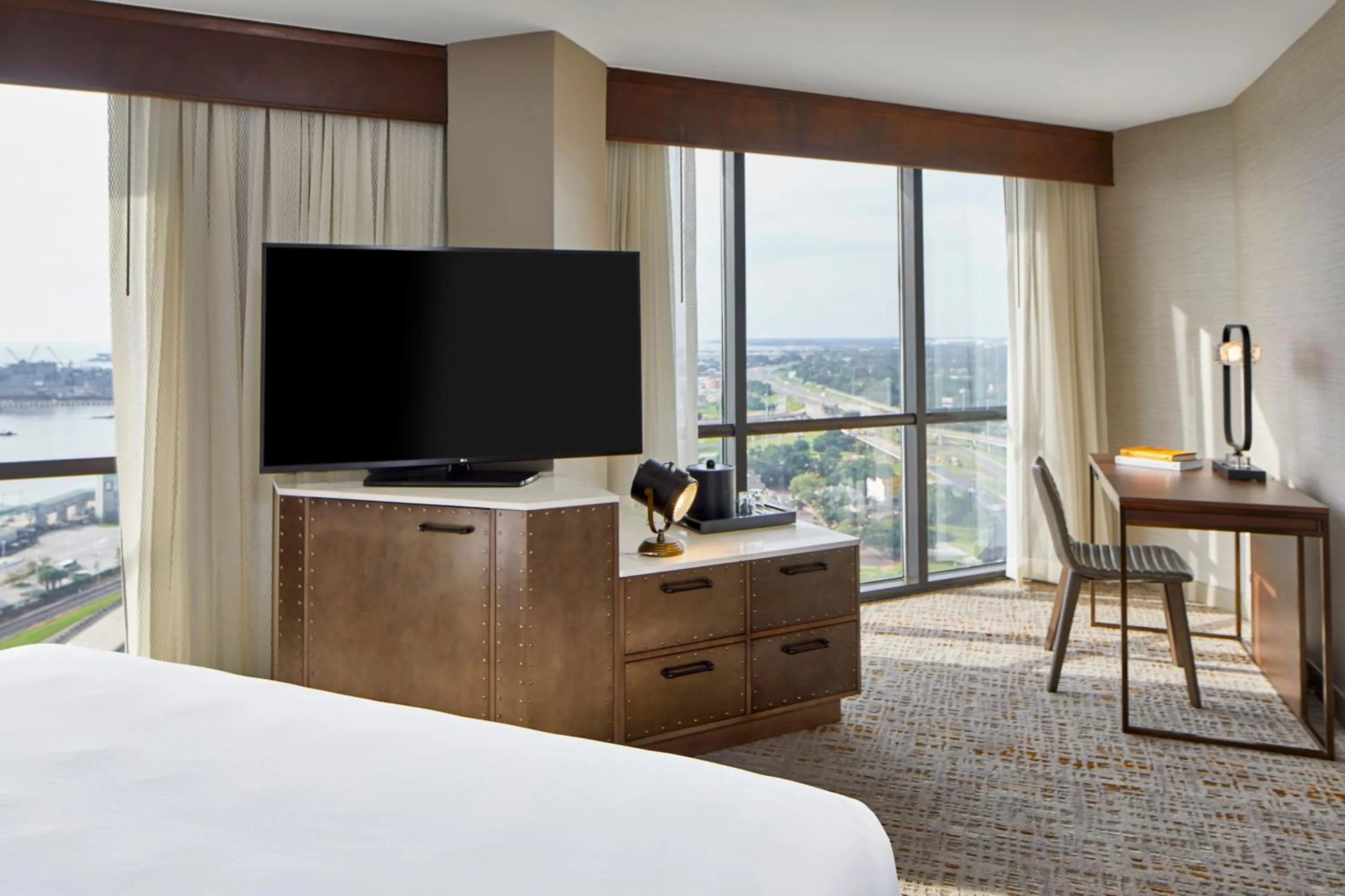 Photo of the whole room, Bed in Renaissance Mobile Riverview Plaza Hotel