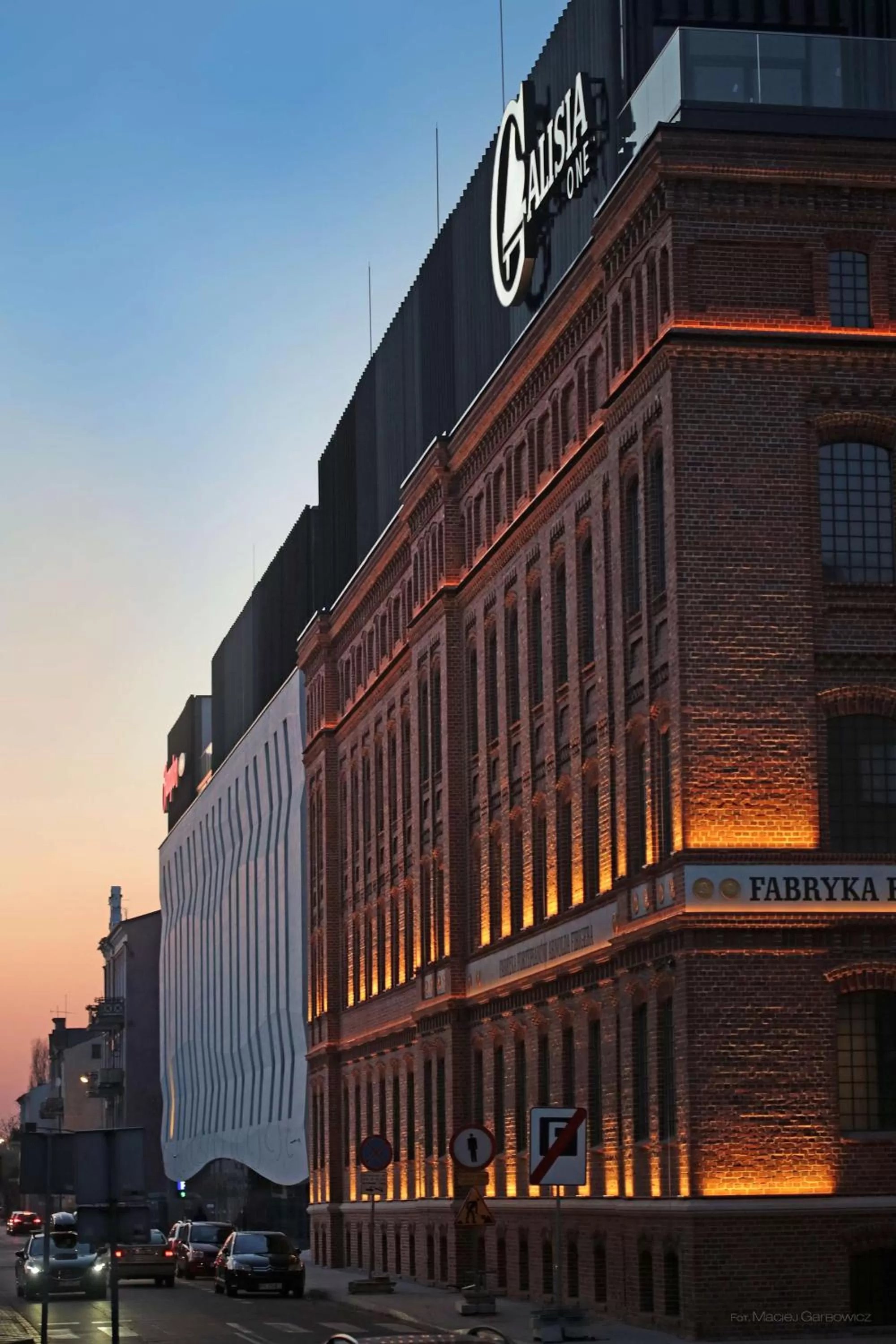 Property building in Hampton By Hilton Kalisz