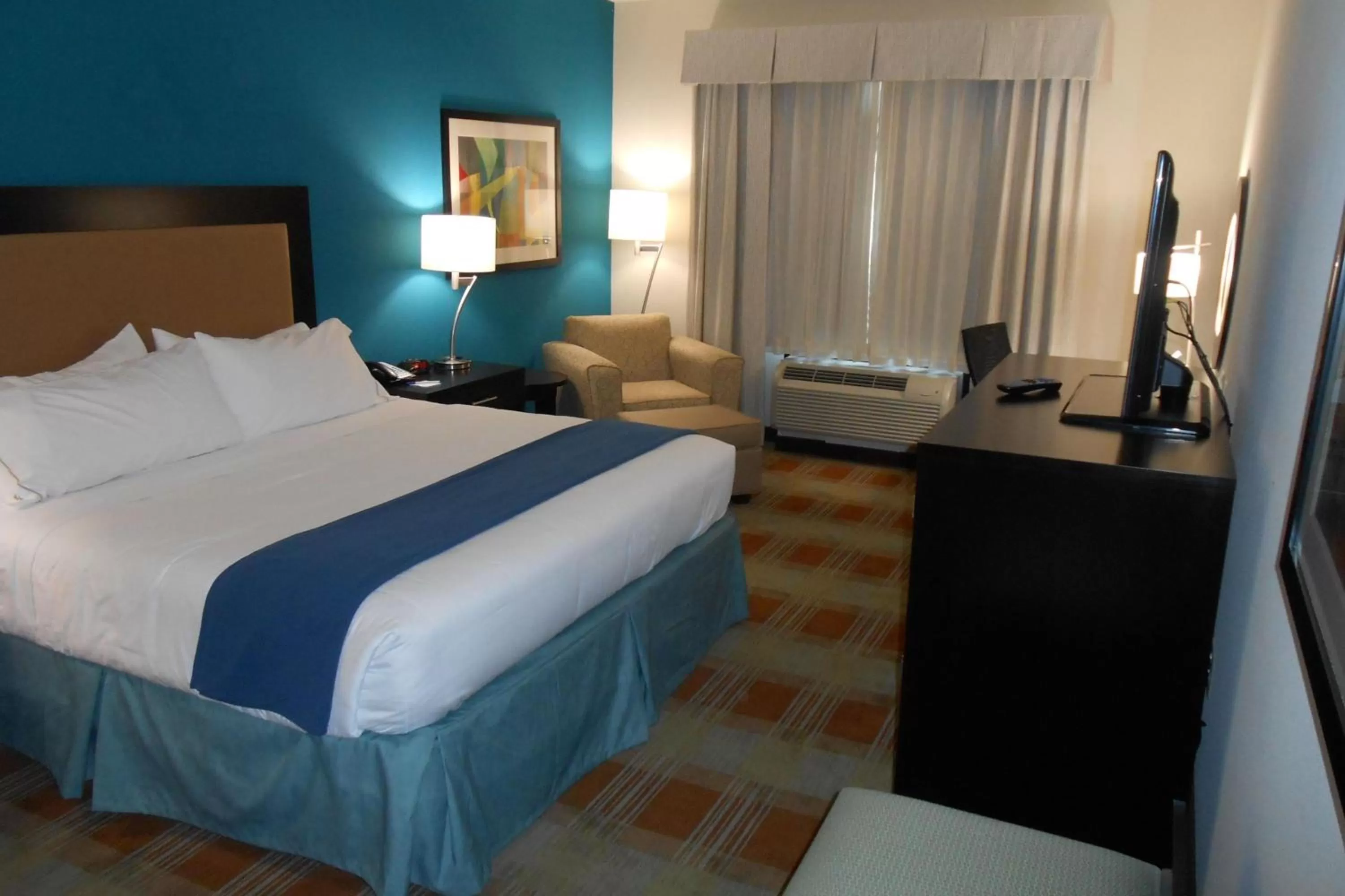 Bed in Holiday Inn Express & Suites Houston Northwest-Brookhollow by IHG