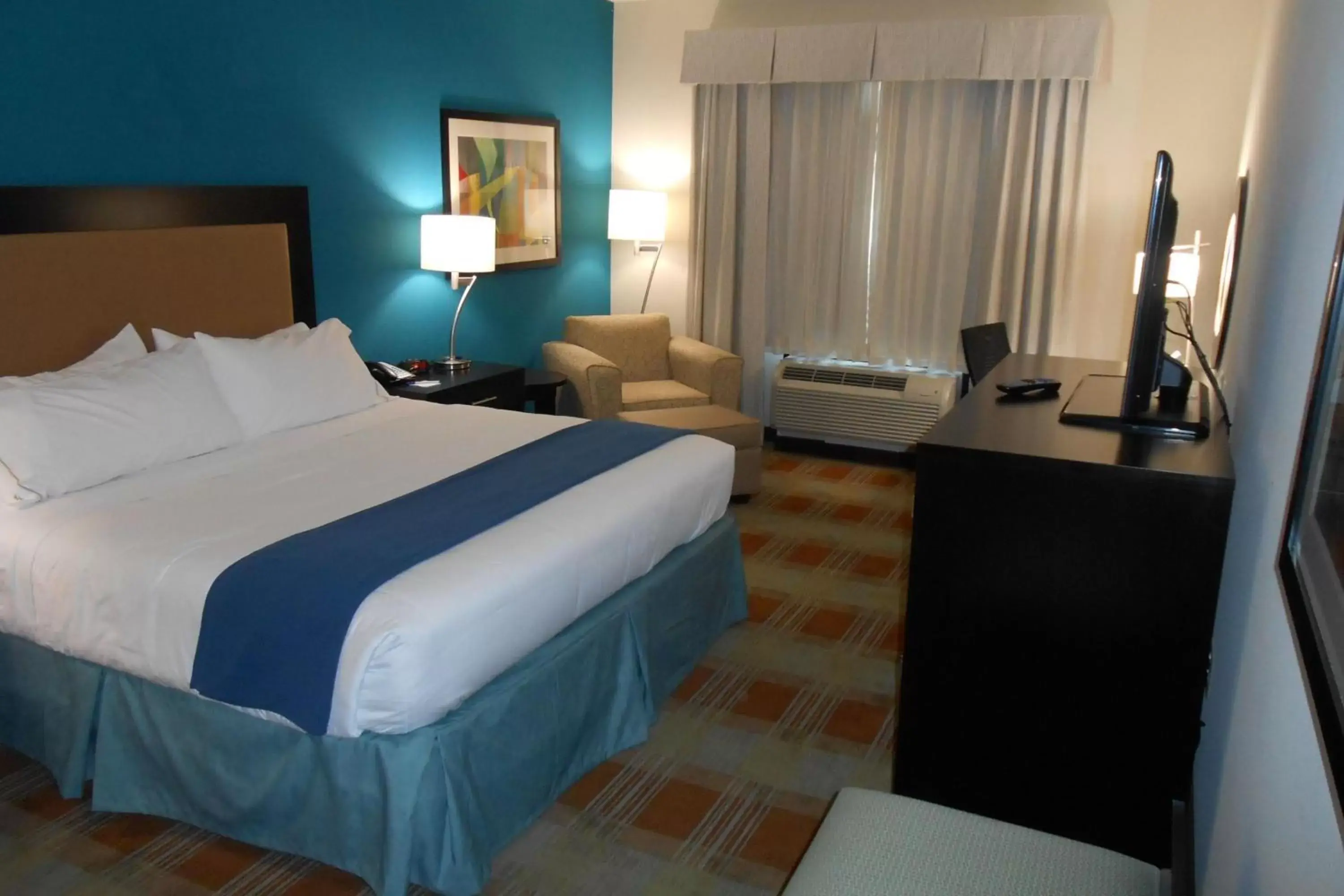 Bed in Holiday Inn Express & Suites Houston Northwest-Brookhollow, an IHG Hotel