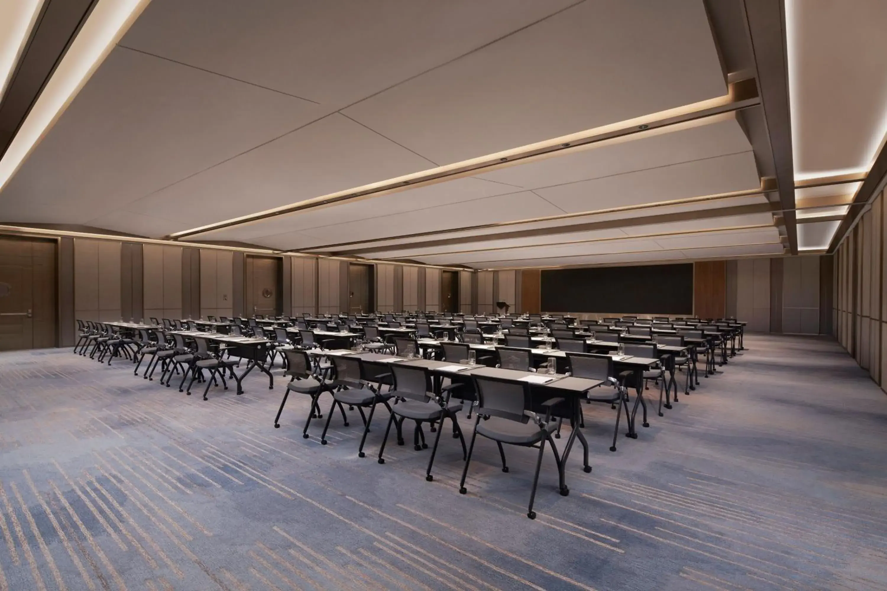 Meeting/conference room in Four Points by Sheraton Tianjin National Convention and Exhibition Center