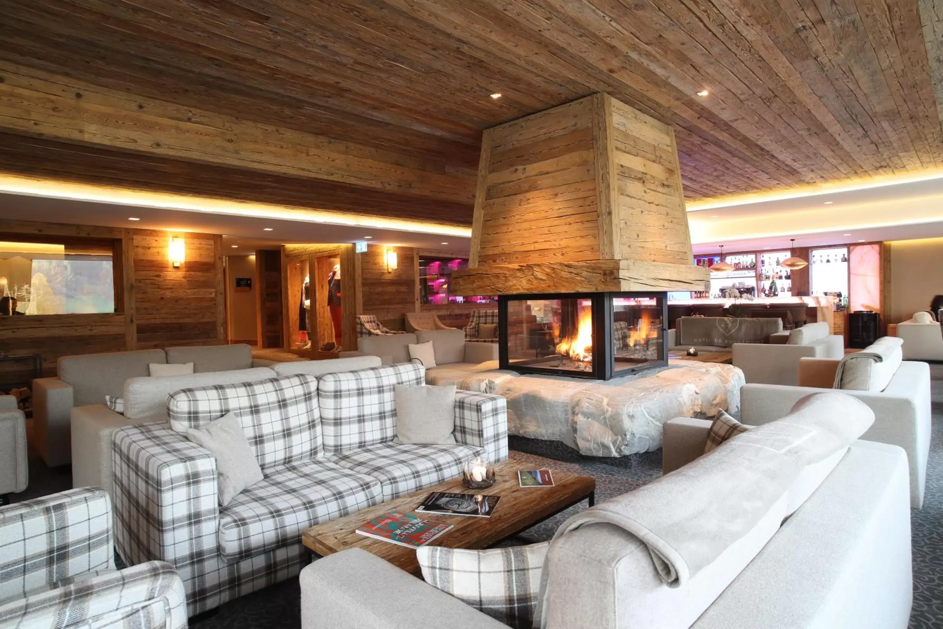 Lounge or bar, Lounge/Bar in Hôtel de Rougemont & Spa