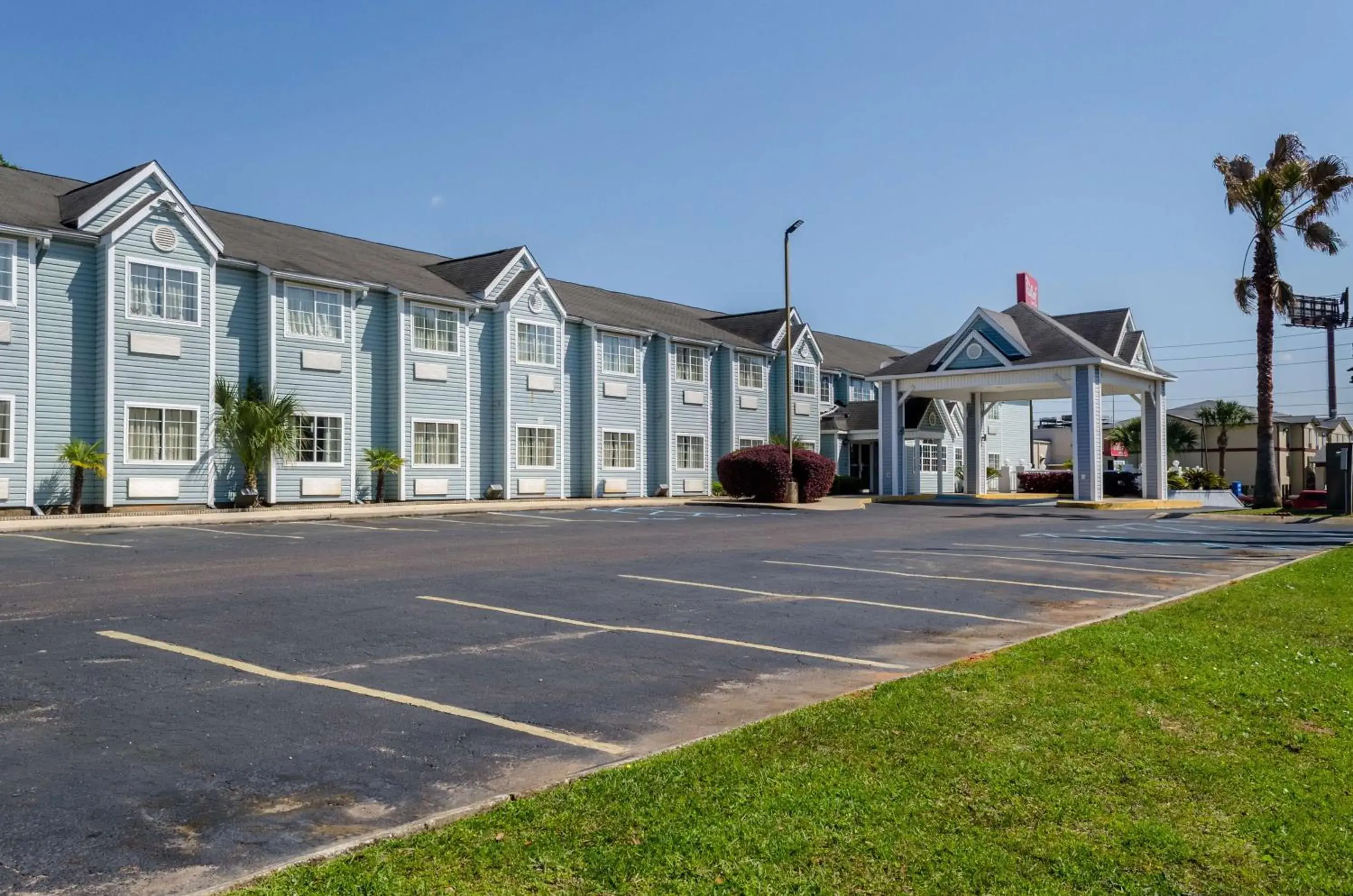 Property building in Motel 6-Mobile, AL Property building in Motel 6-Mobile, AL