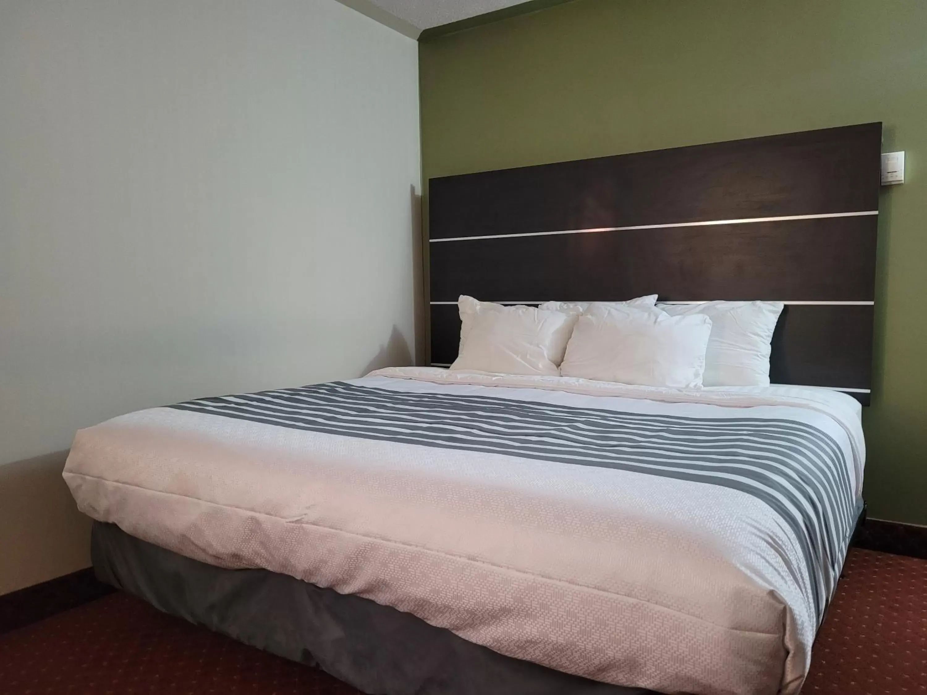 Bed in SureStay Plus Hotel by Best Western Kincardine