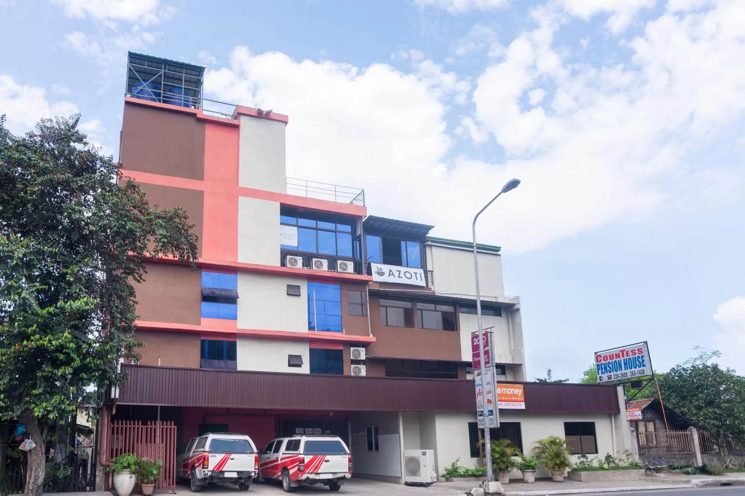 Facade/entrance in CounTess Pension House