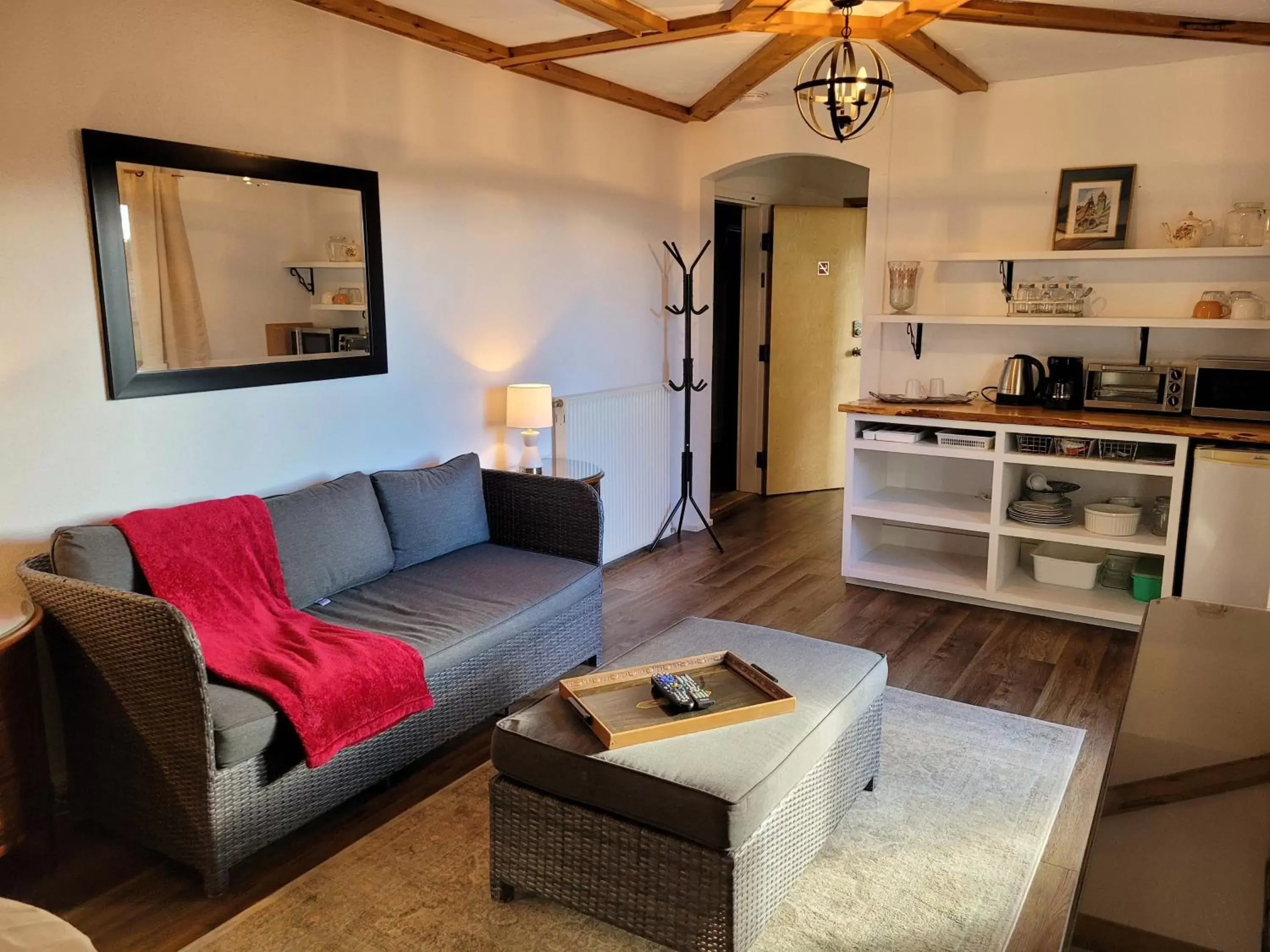 Kitchen or kitchenette, Seating Area in Edelweiss Inn Nova Scotia