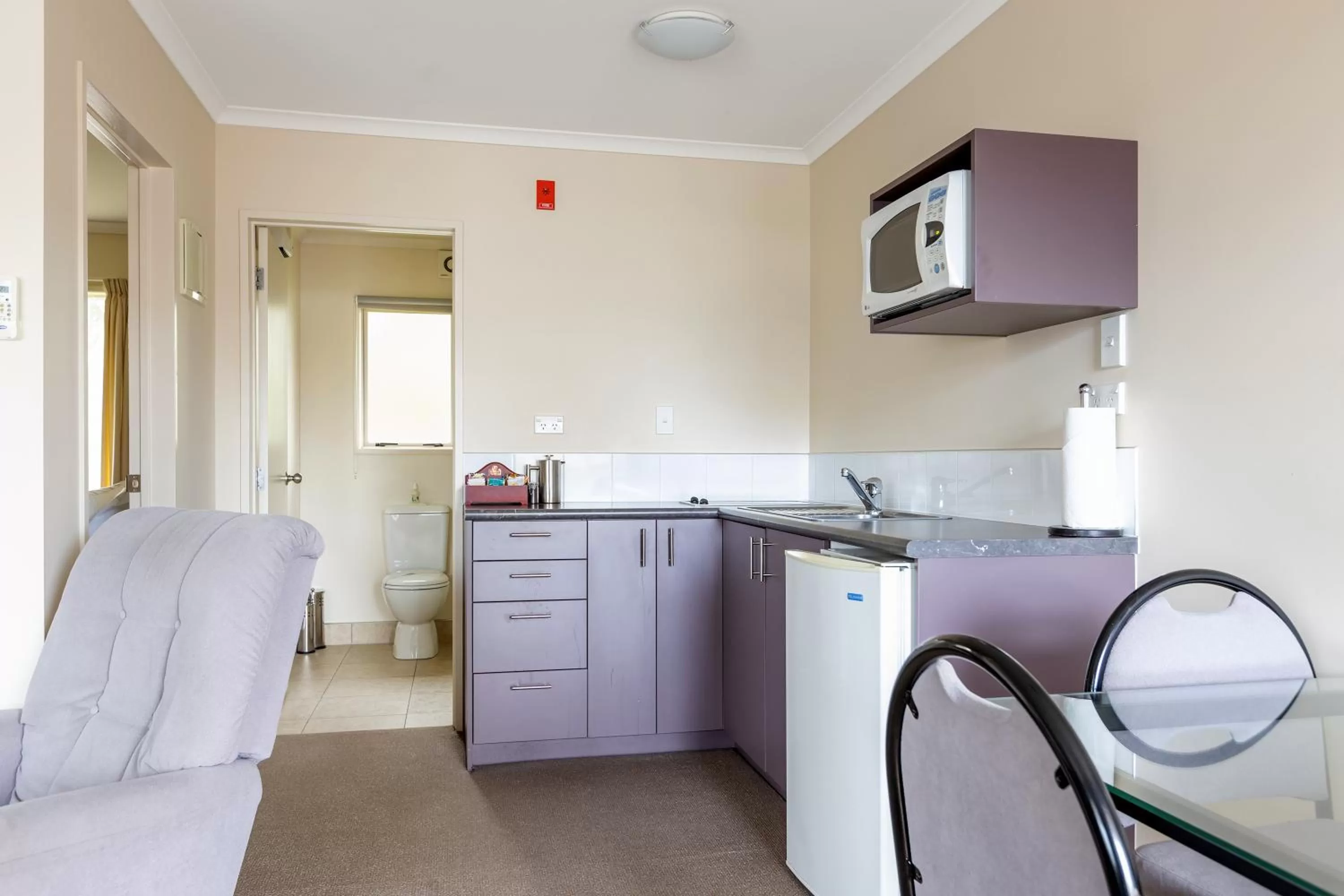 Kitchen or kitchenette in BK's Chardonnay Motor Lodge