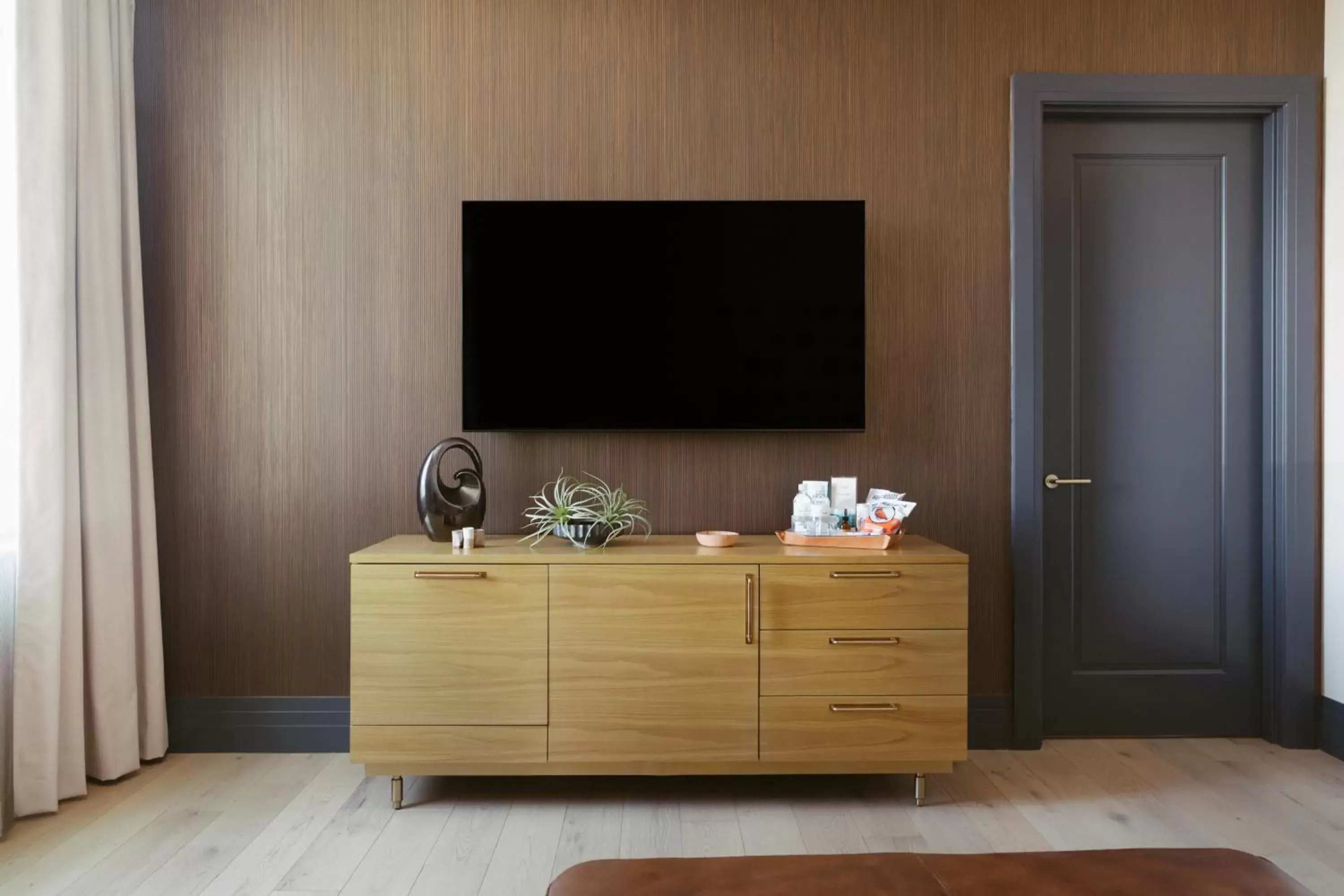 Bedroom, TV/Entertainment Center in Clayton Hotel & Members Club