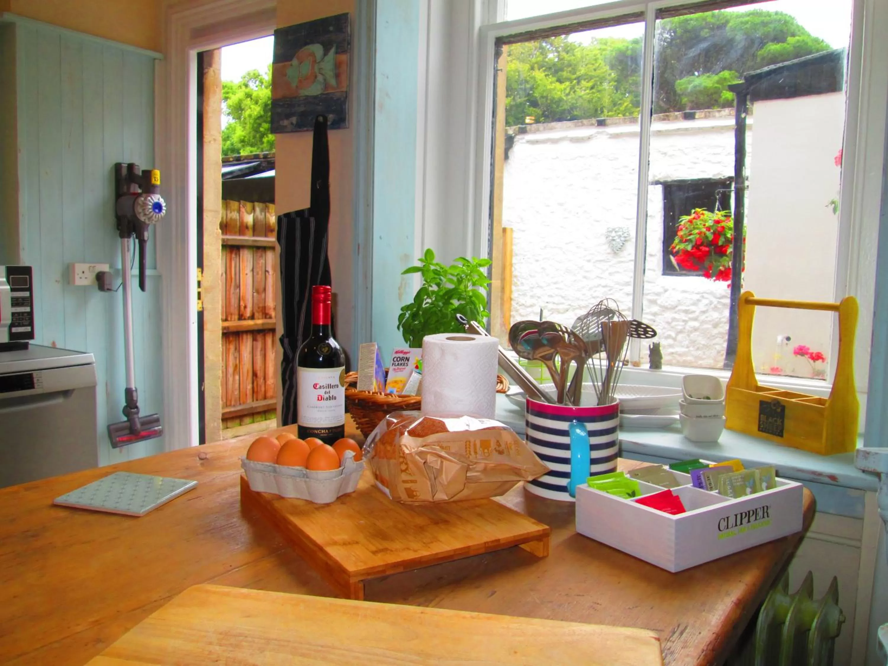 Kitchen or kitchenette in Weston Manor