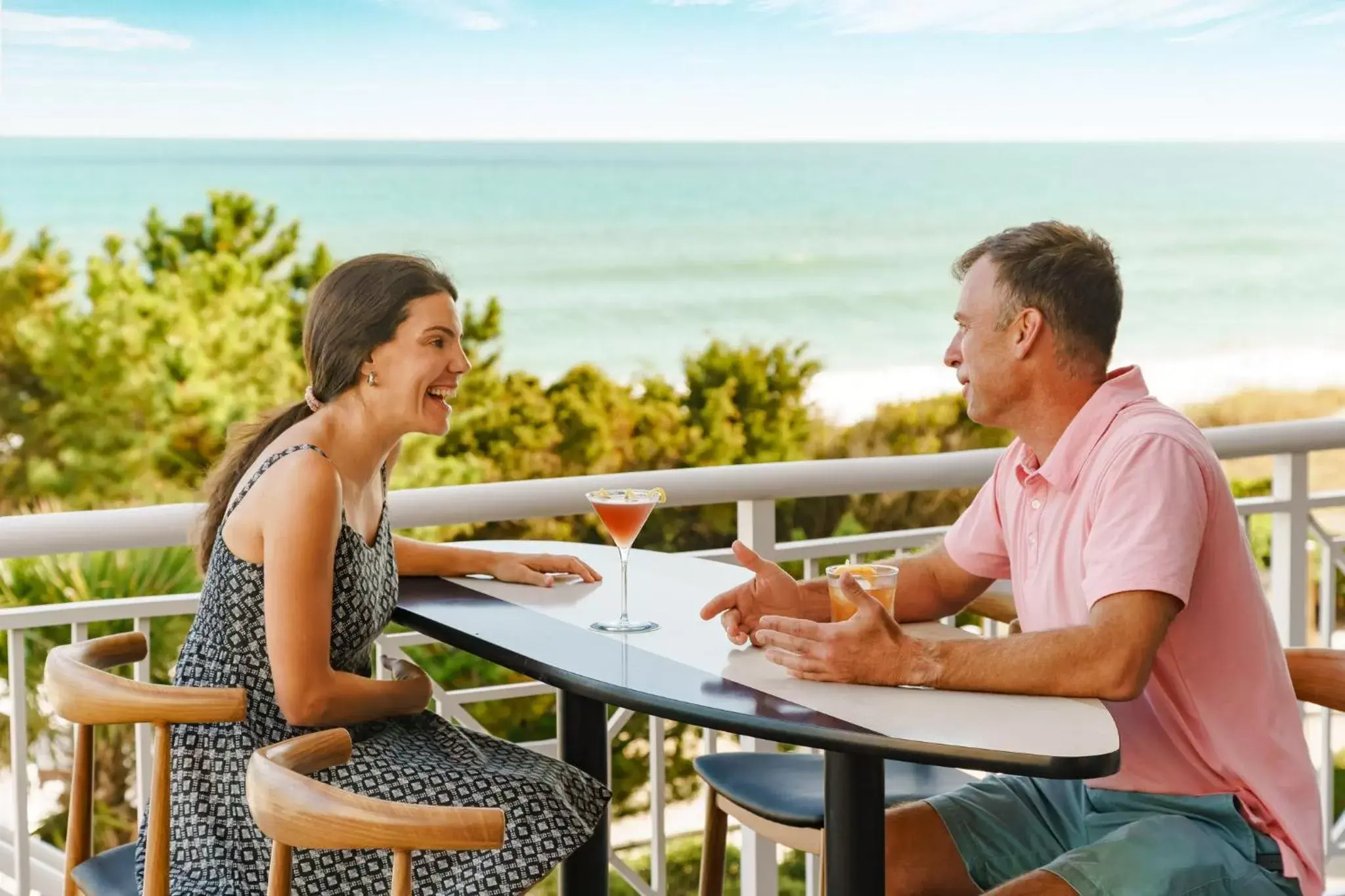 Lounge or bar in Holiday Inn Resort Lumina on Wrightsville Beach, an IHG Hotel