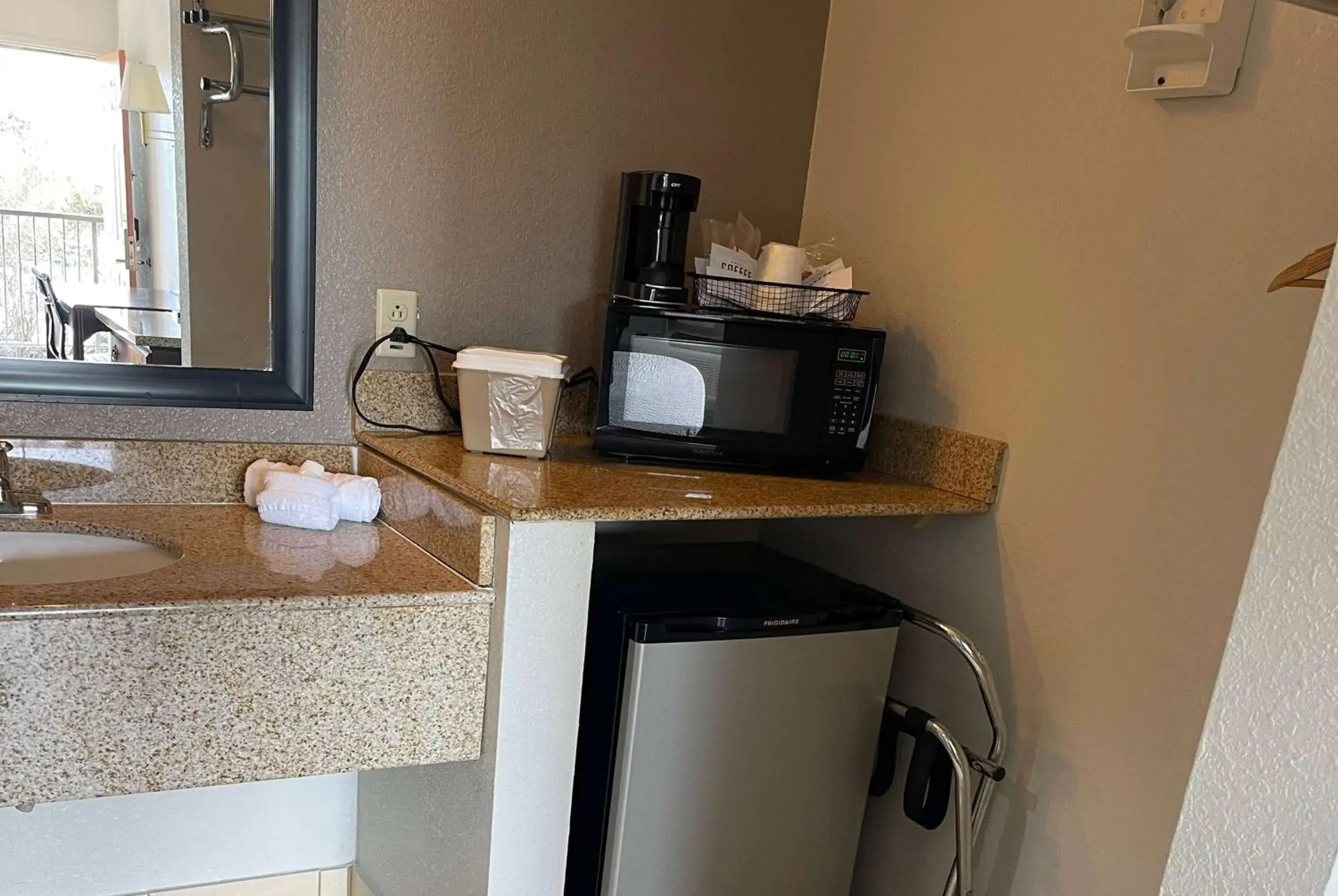 Photo of the whole room, Kitchen/Kitchenette in Travelodge by Wyndham Tucson AZ