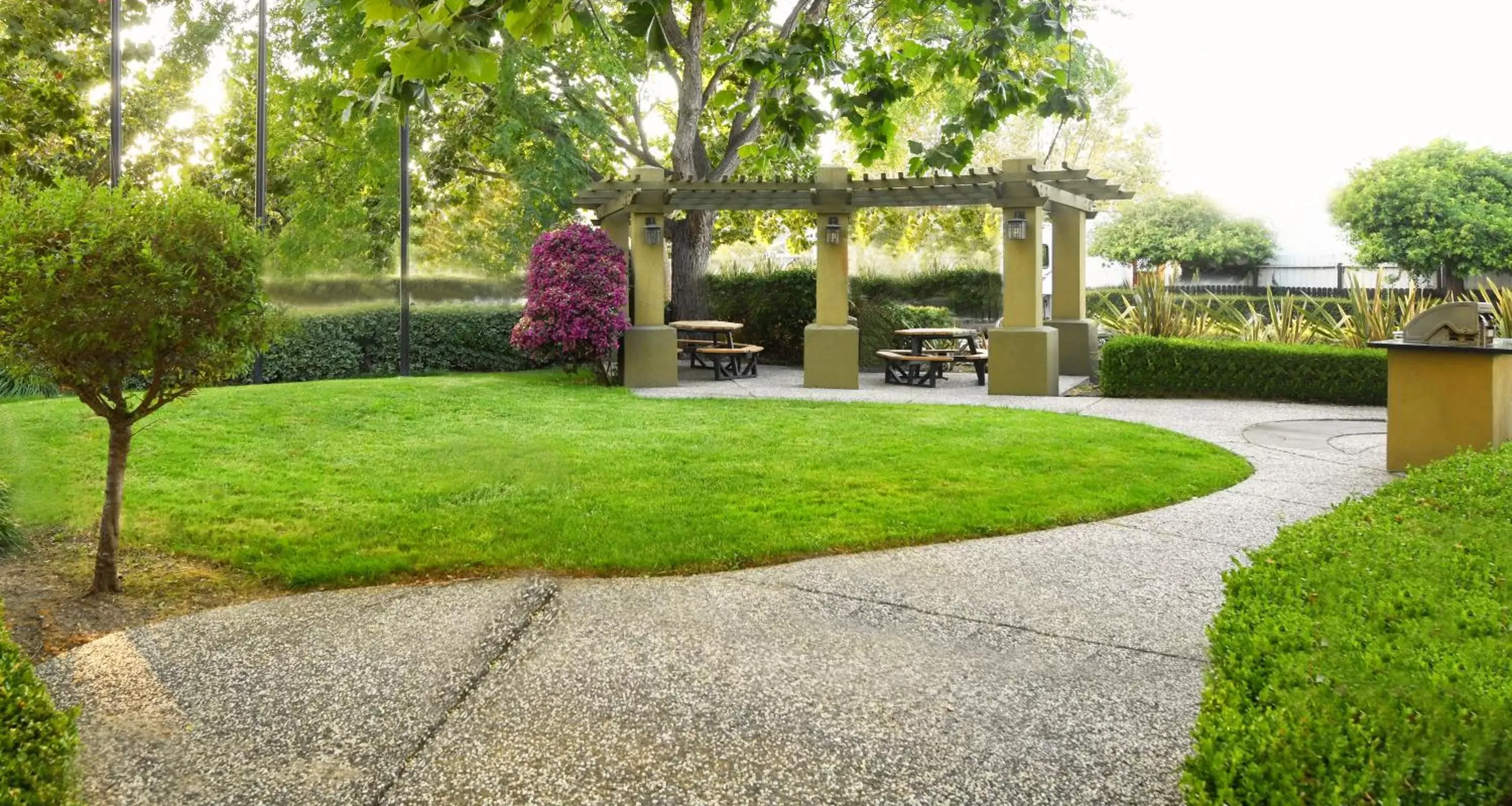 BBQ facilities, Garden in Larkspur Landing Sunnyvale-An All-Suite Hotel