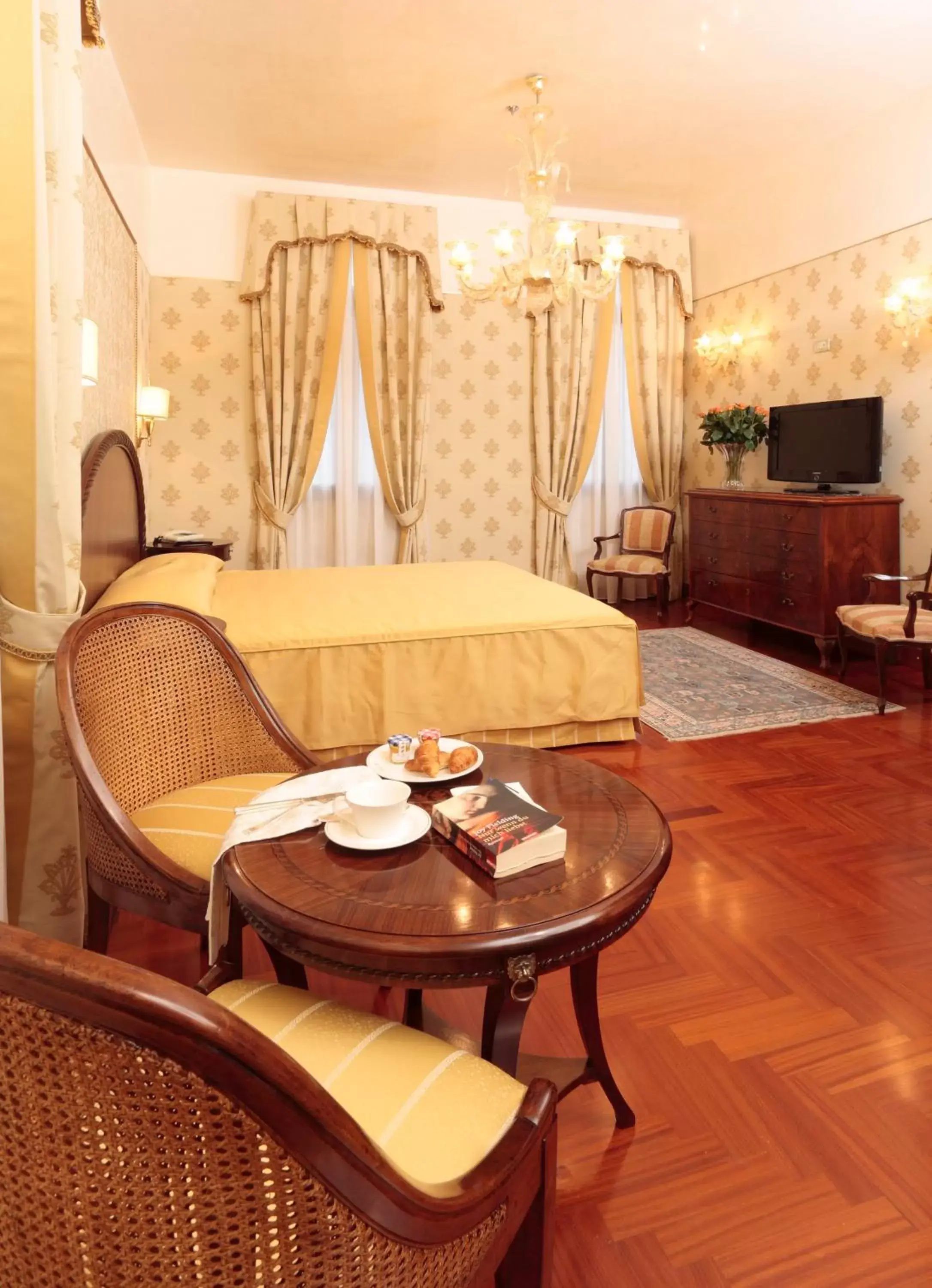 Photo of the whole room, Seating Area in Hotel Palazzo Stern