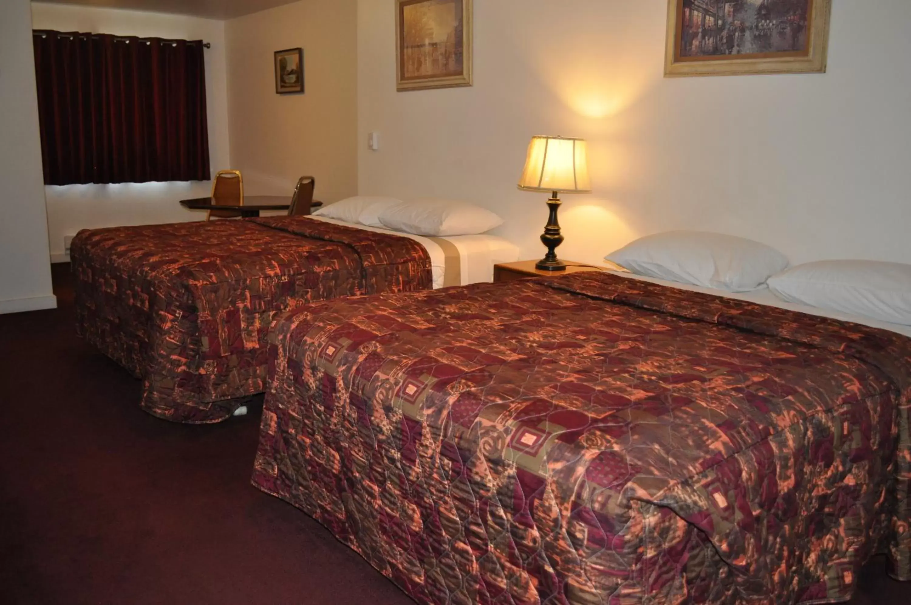 Bed in Golden Lion Motel