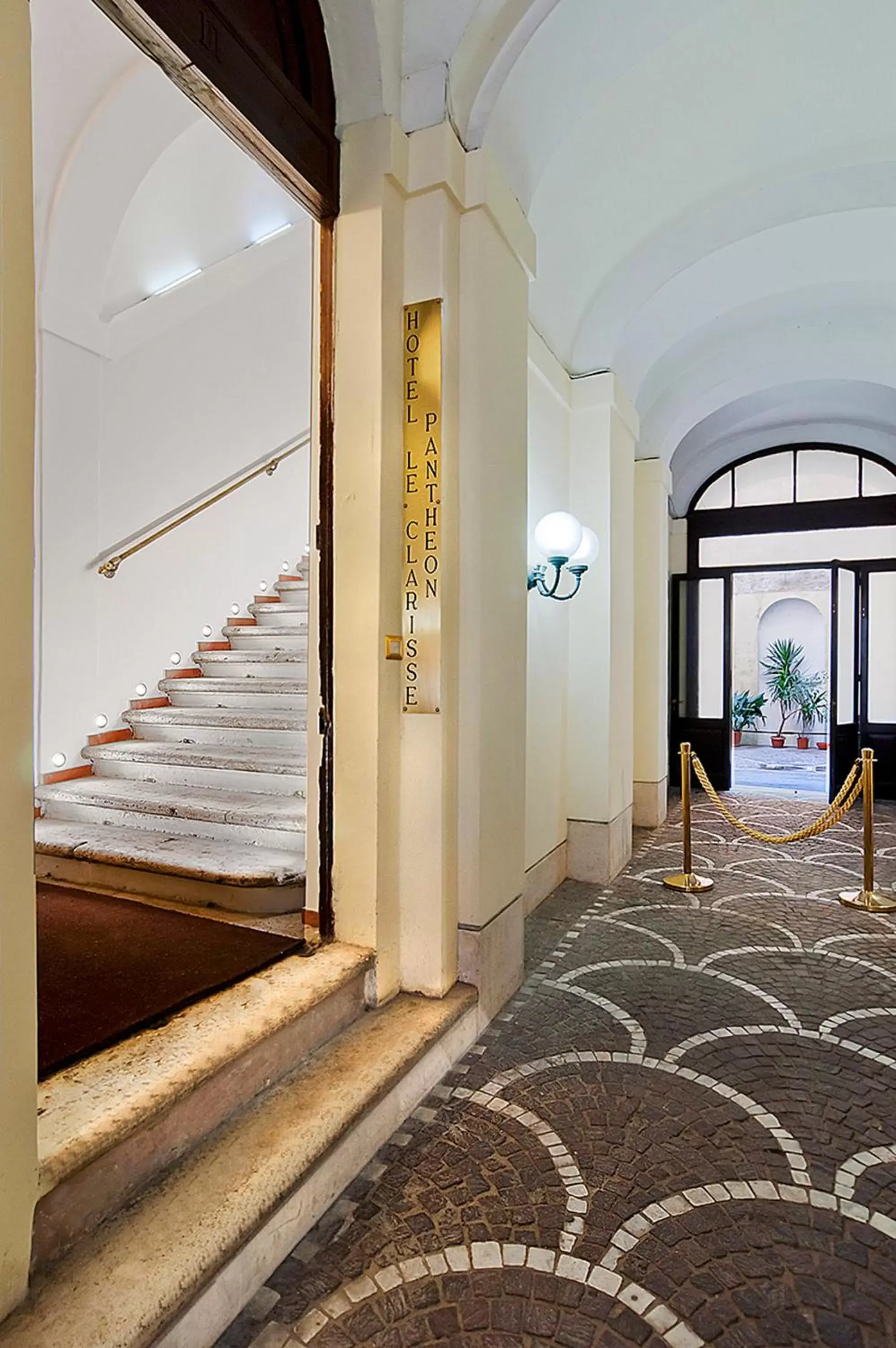 Facade/entrance in Hotel Le Clarisse al Pantheon
