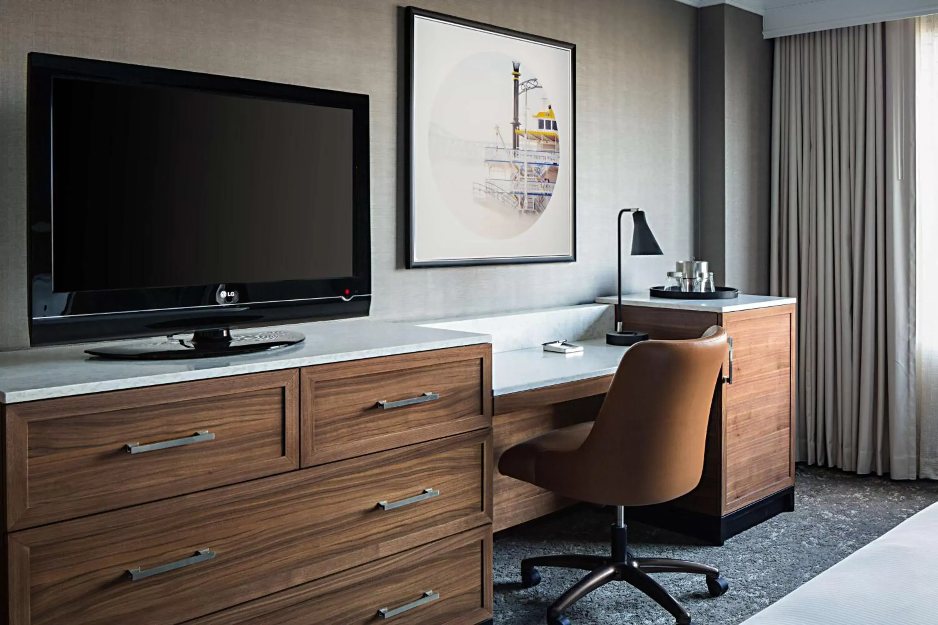 Bedroom, TV/Entertainment Center in Hilton New Orleans Airport