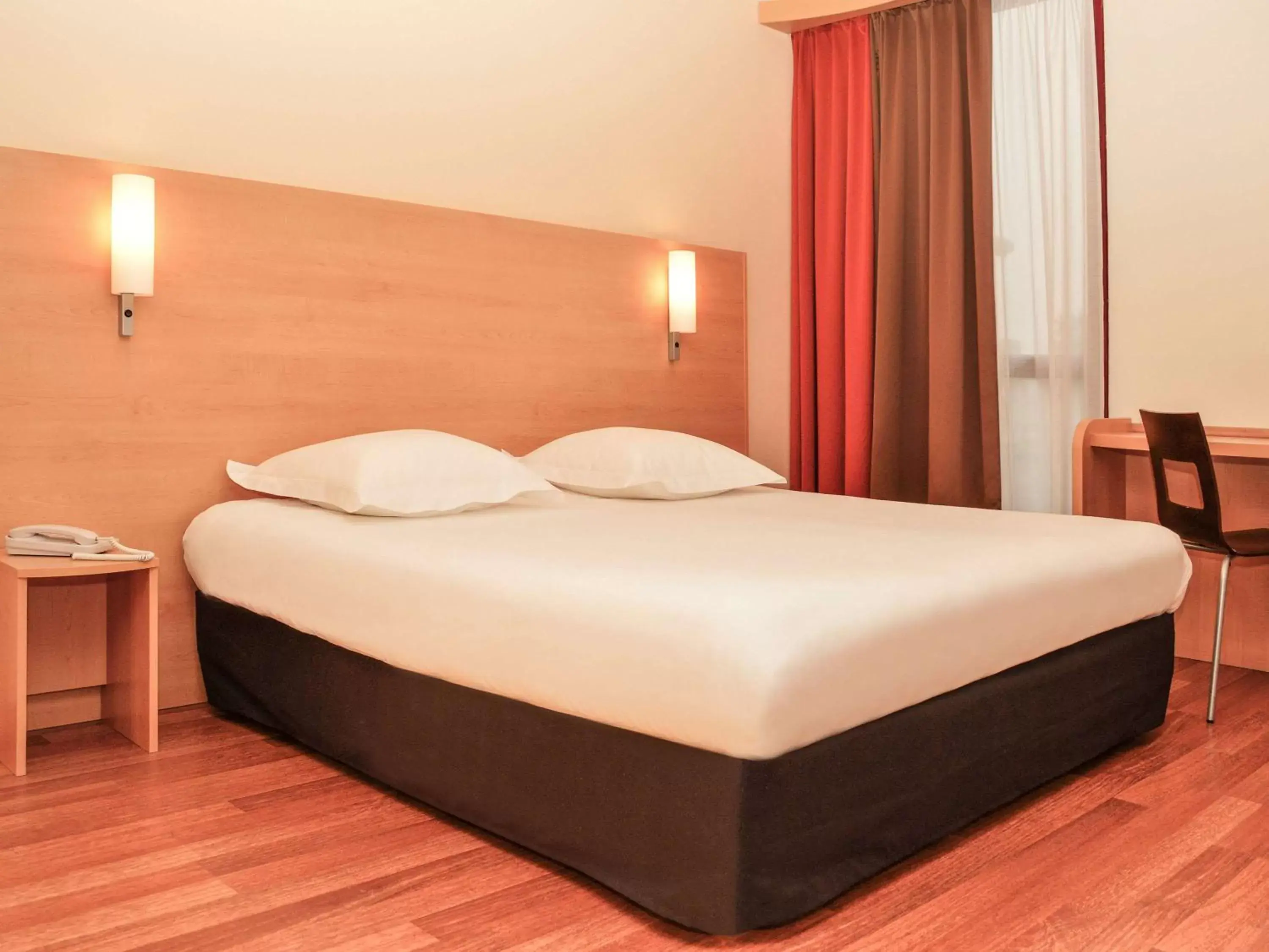 Photo of the whole room, Bed in ibis Bordeaux Saint Emilion