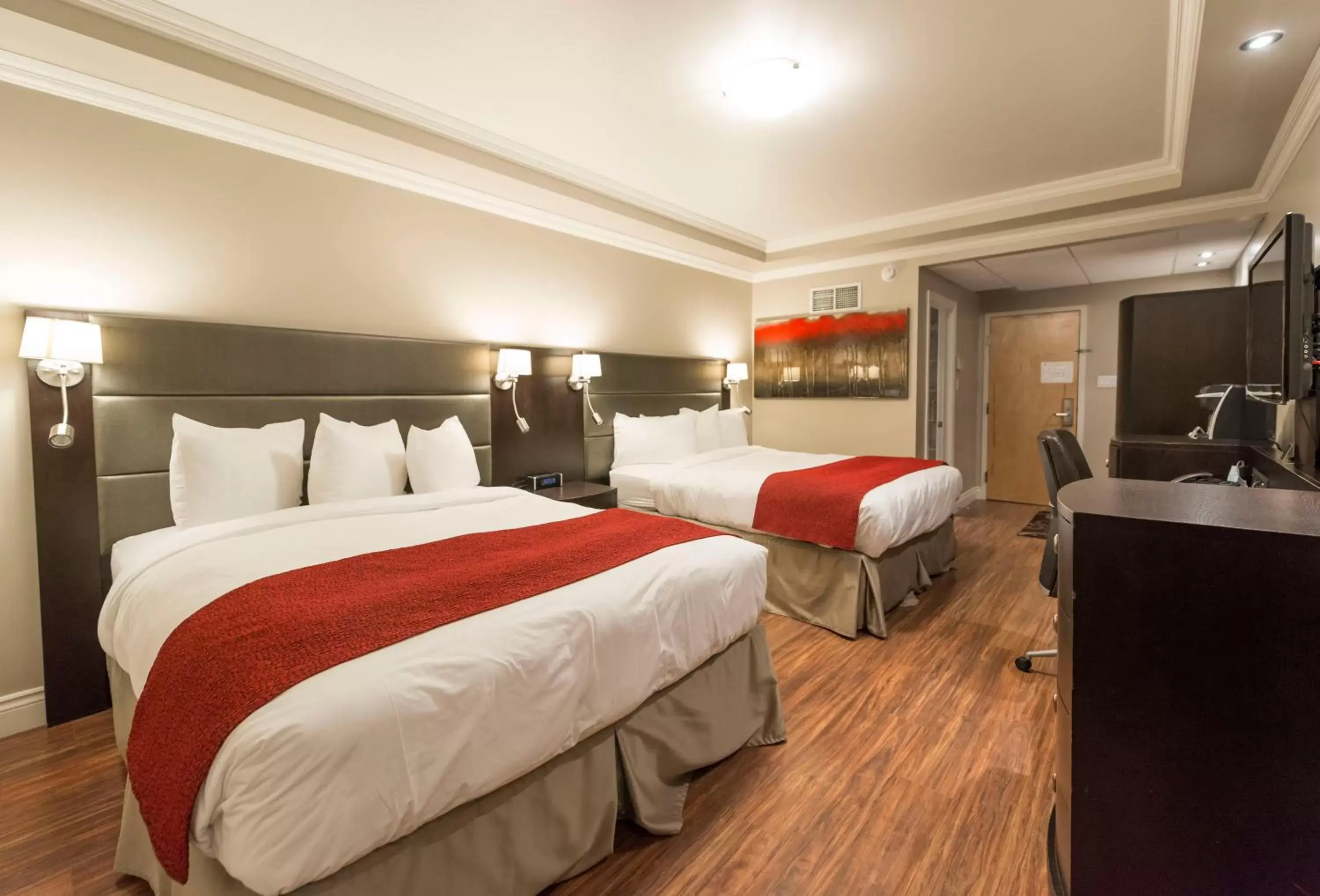 Photo of the whole room, Bed in Hotel & Suites Le Dauphin Drummondville