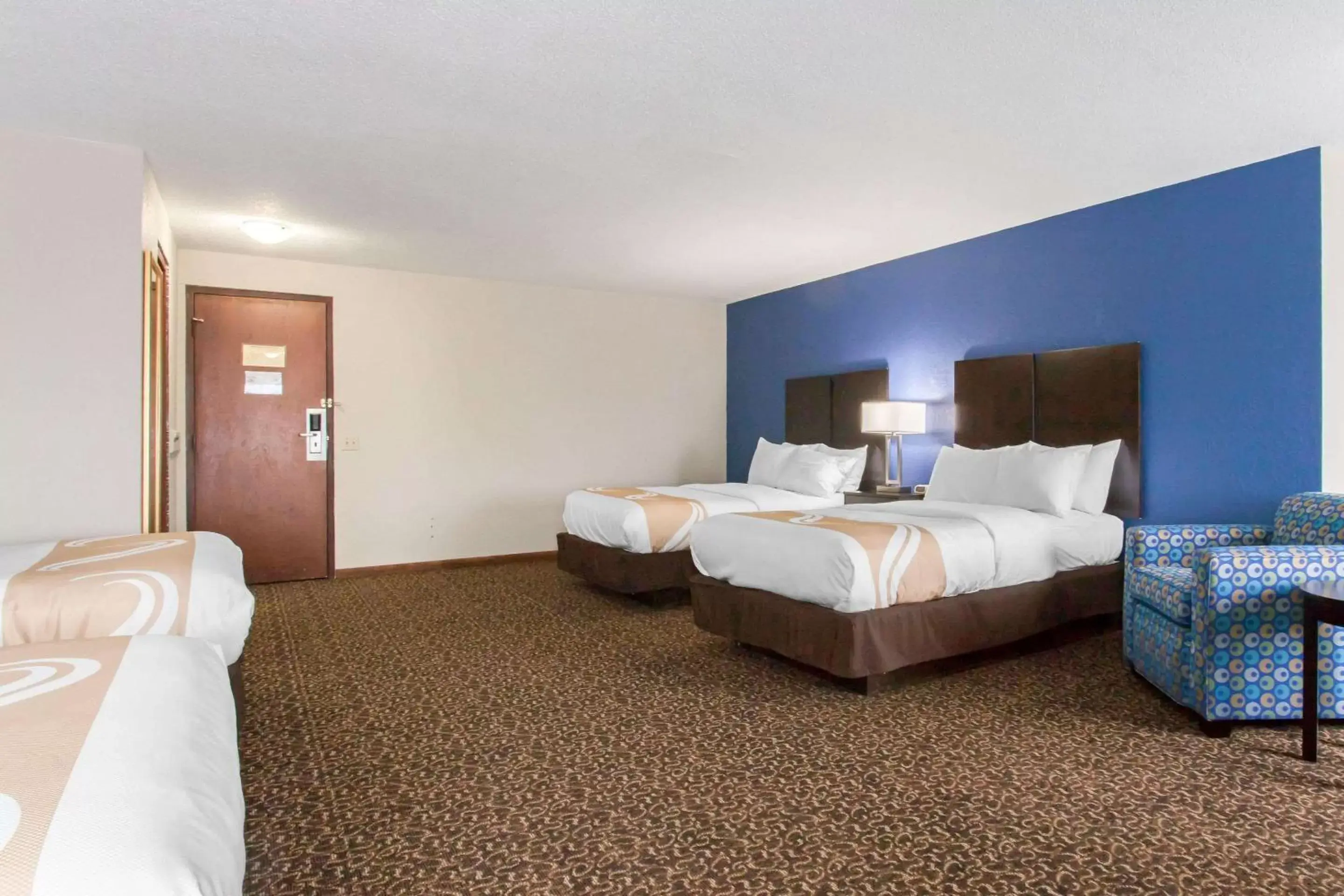 Photo of the whole room, Bed in Quality Inn Milan-Sandusky