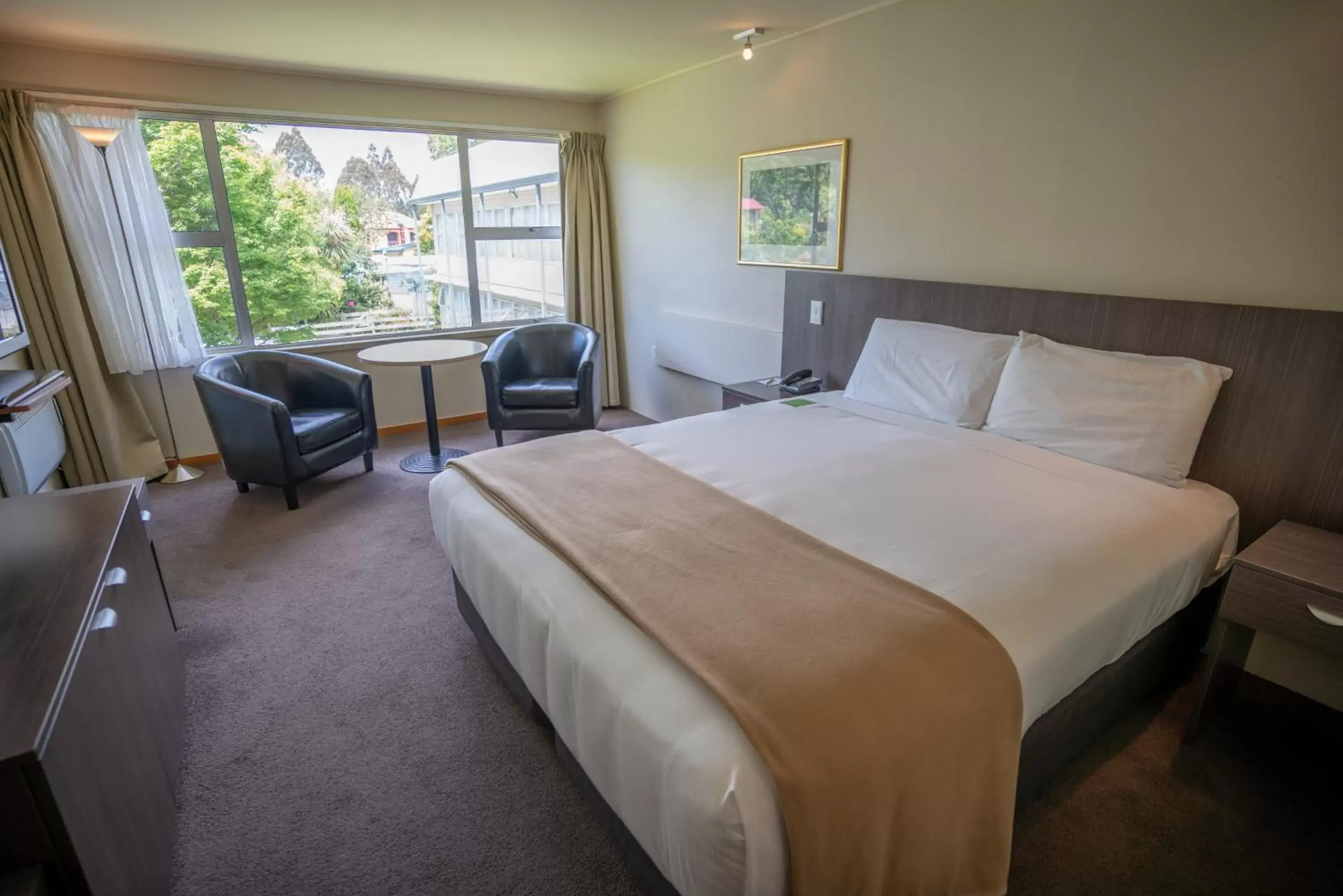 Photo of the whole room, Bed in Kingsgate Hotel Te Anau