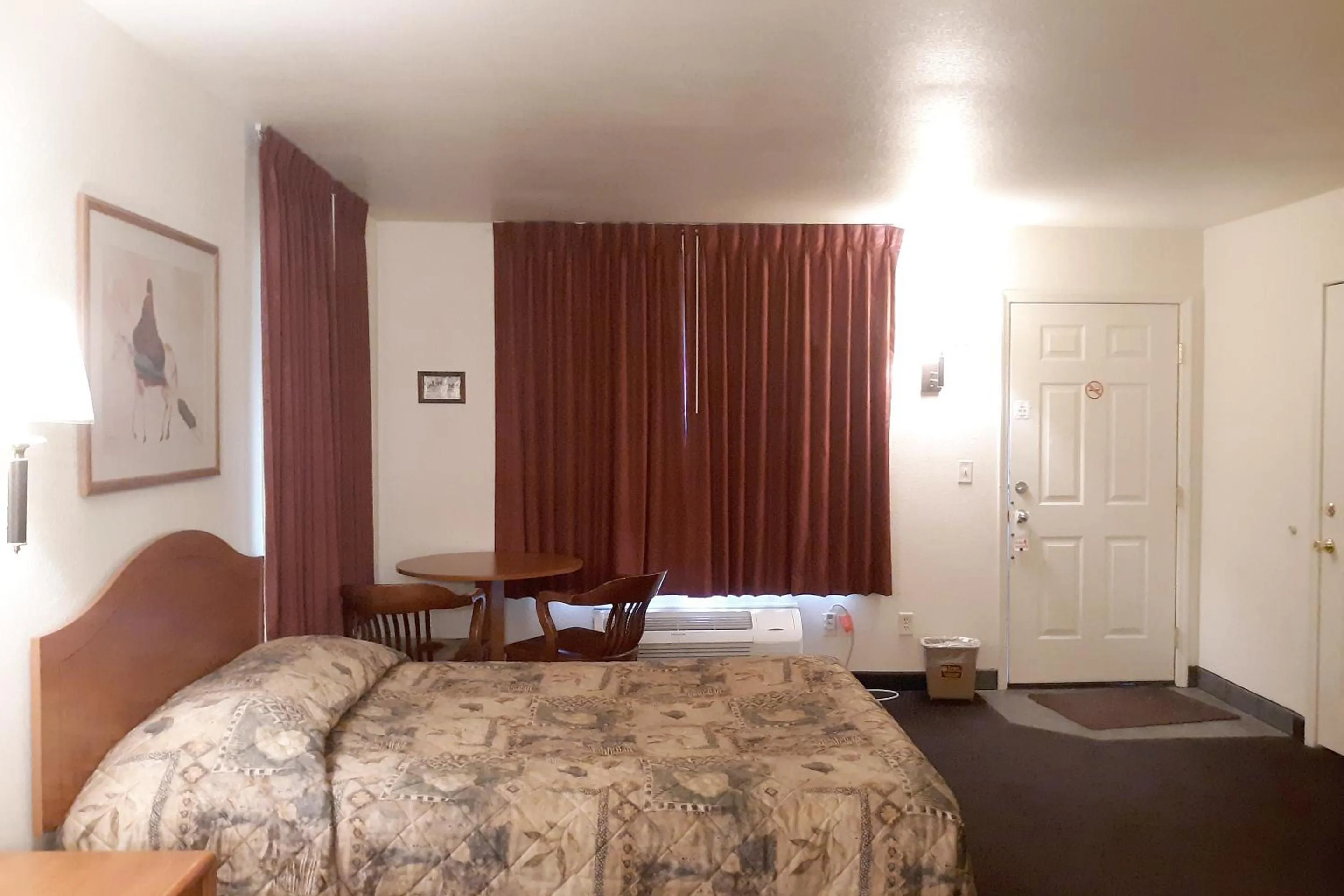 Bedroom, Bed in OYO Hotel Tombstone