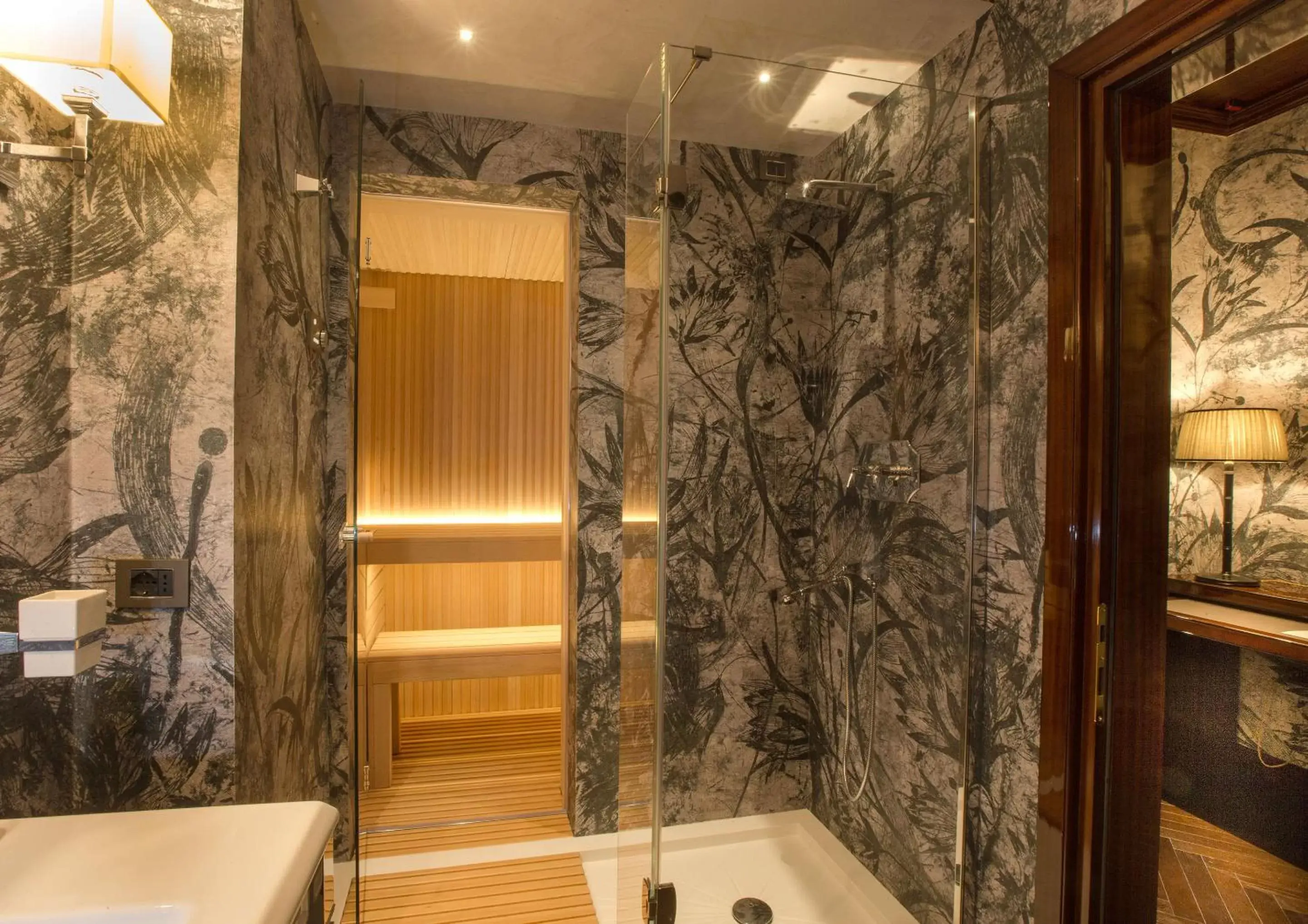 Shower in Grand Hotel Baglioni