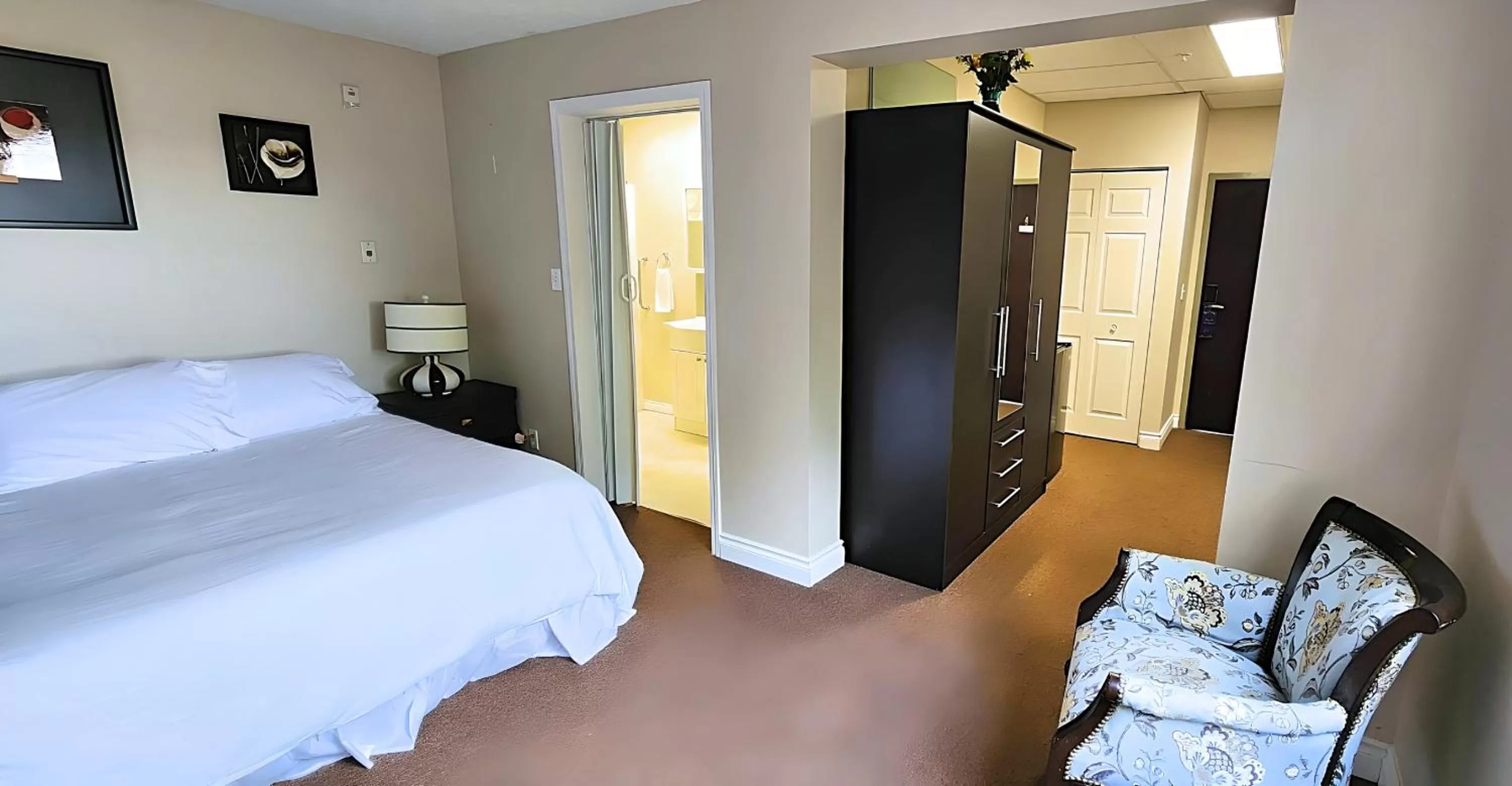 Bedroom, Bed in The Medicine Hat Villa