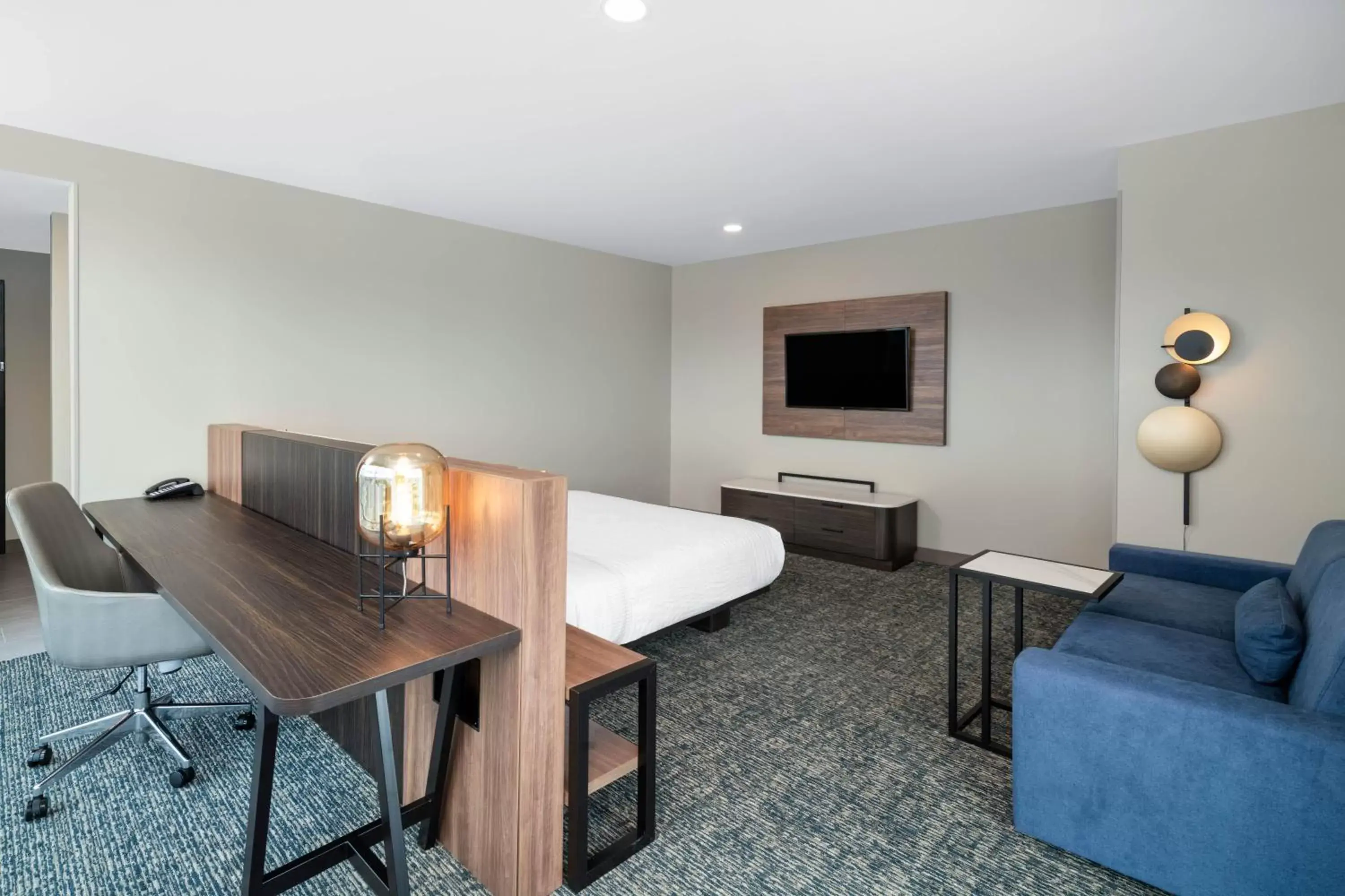 TV and multimedia, Seating Area in La Quinta Inn & Suites by Wyndham Nashville Downtown Stadium