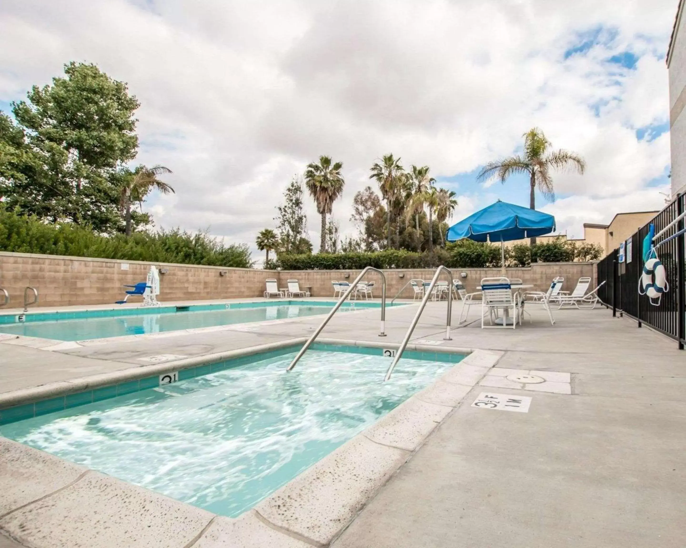 On site, Swimming Pool in Quality Suites San Diego Otay Mesa