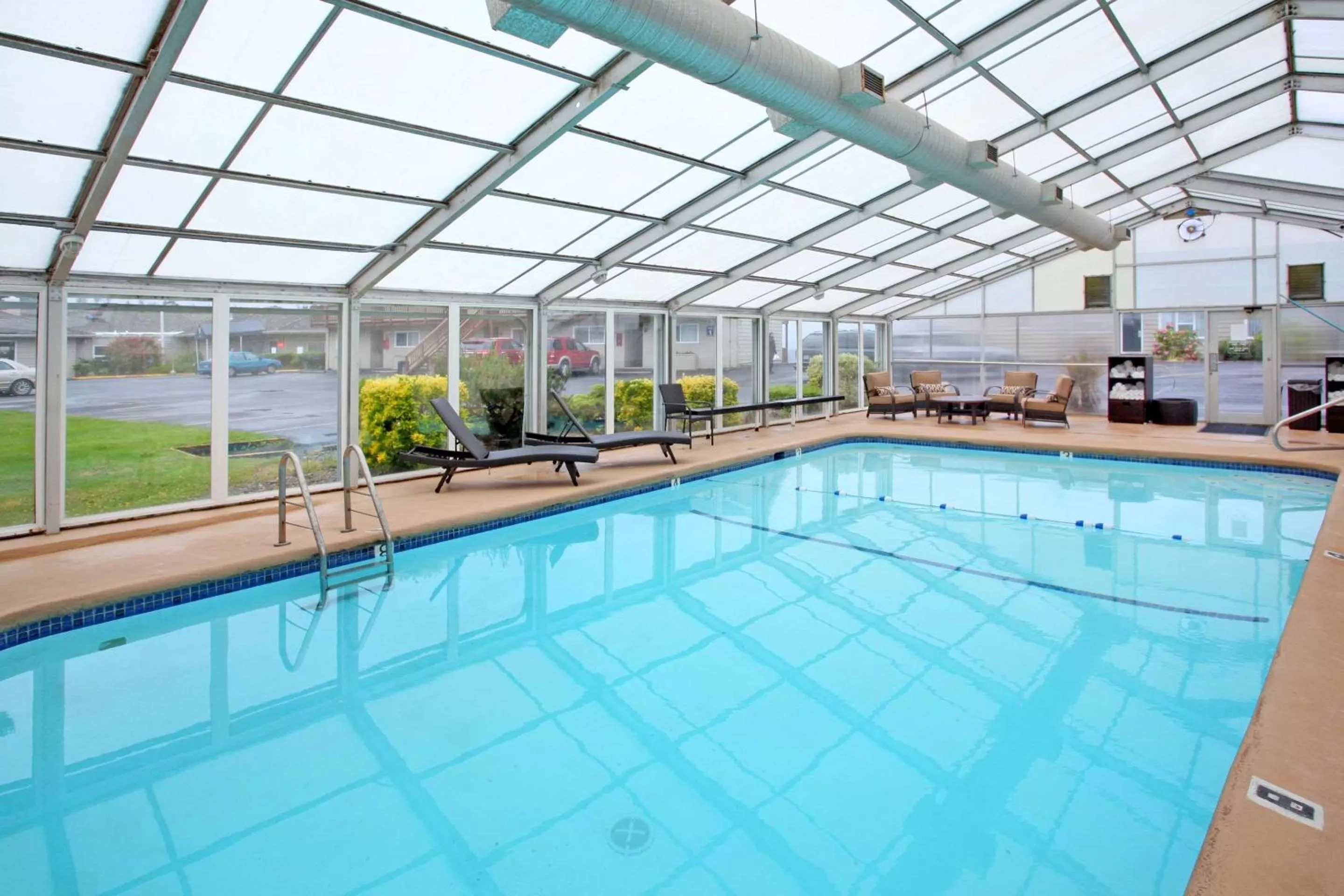 Swimming pool in Clarion Inn Surfrider Resort