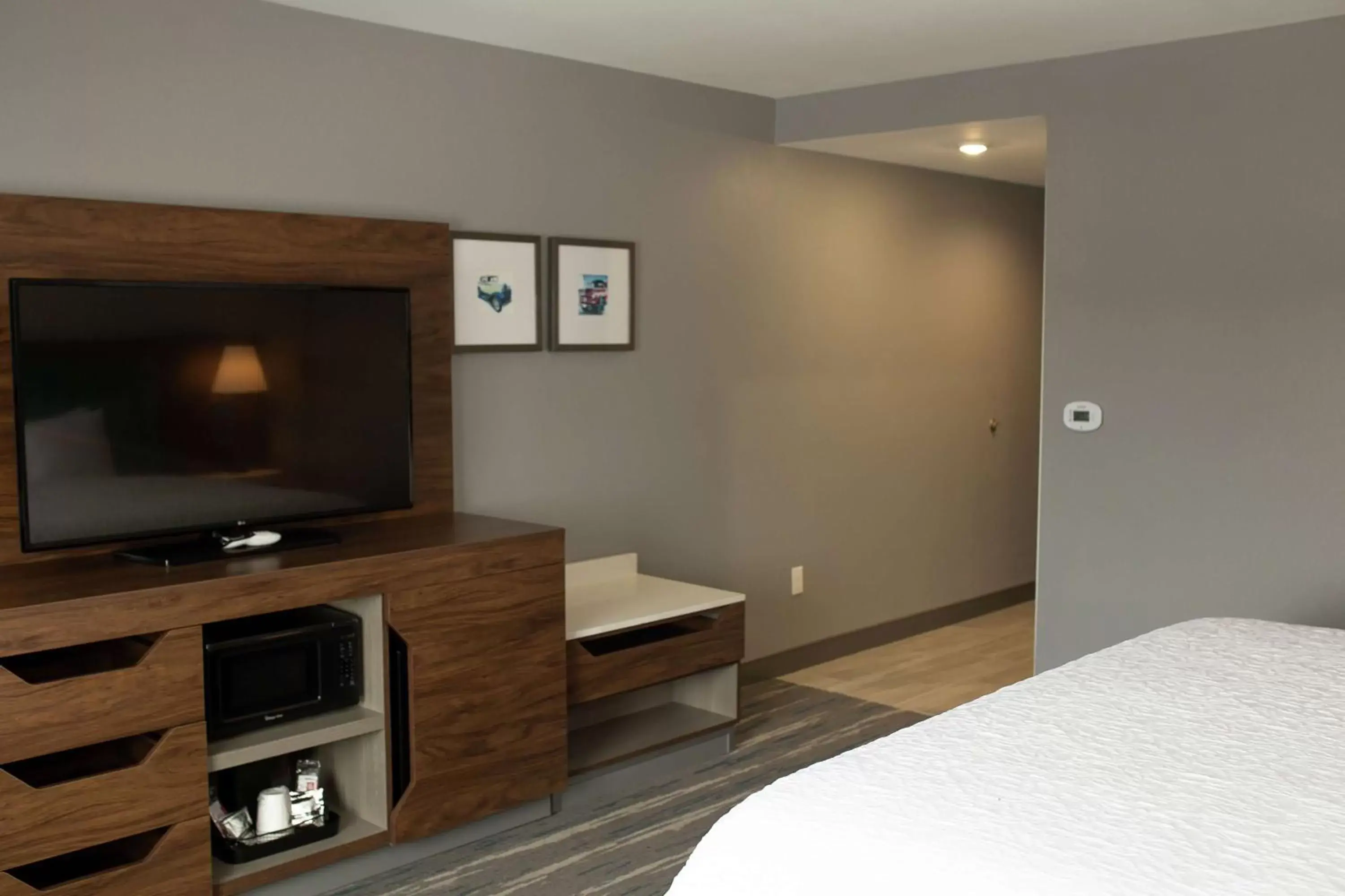 Bedroom, TV/Entertainment Center in Hampton Inn and Suites Dundee