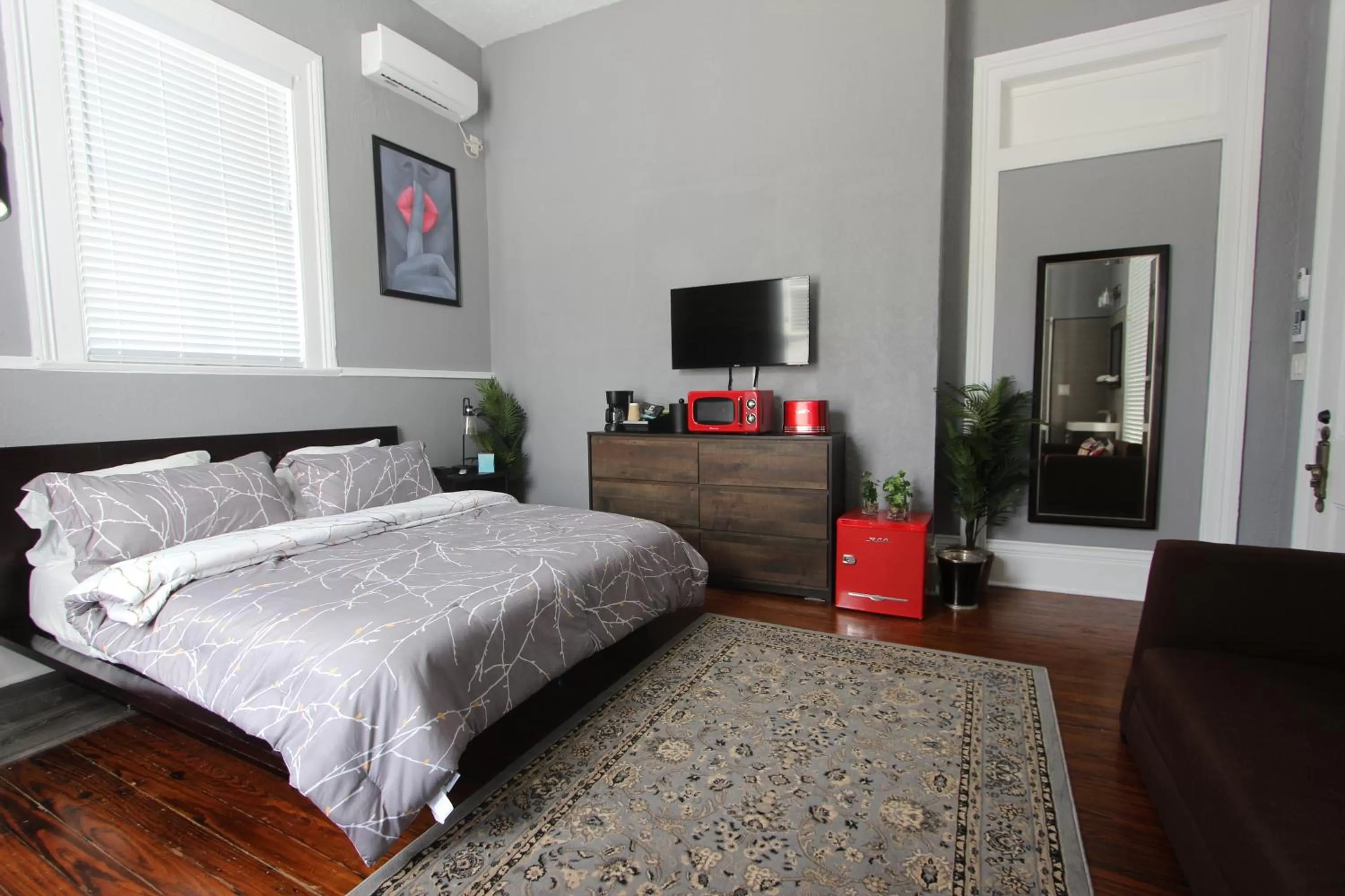 Photo of the whole room, Bed in The George Manor