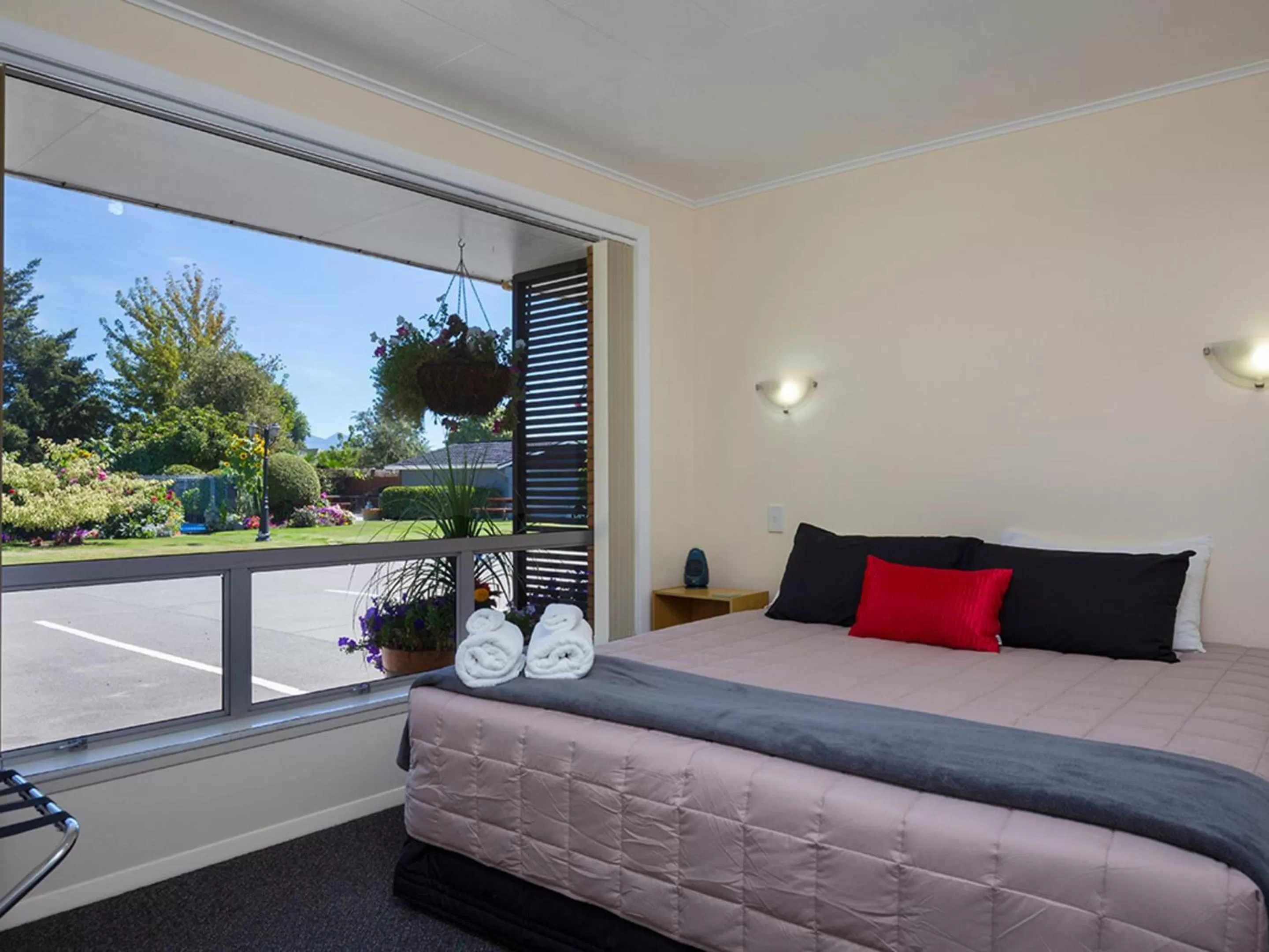 Bedroom, Bed in Middle Park Motel