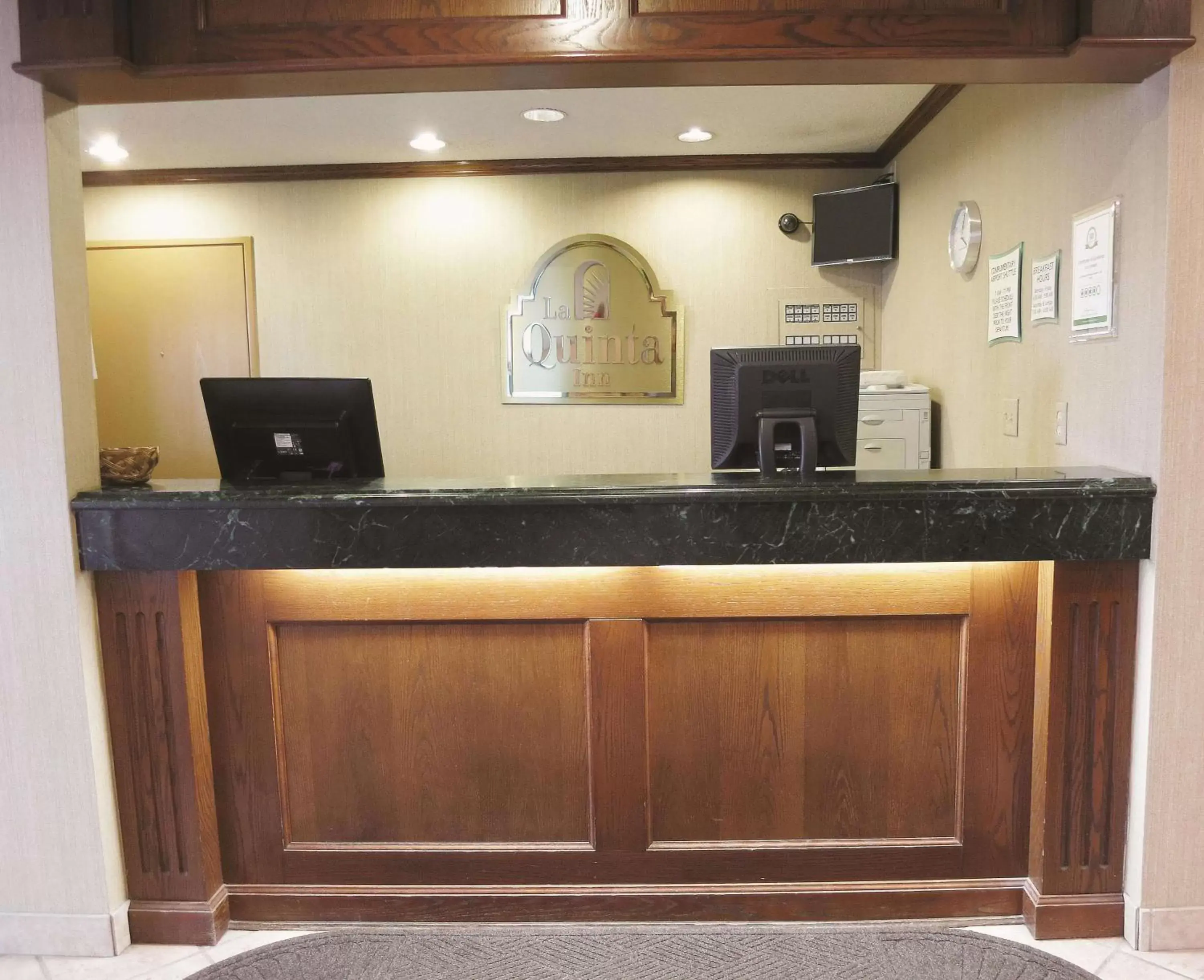 Lobby or reception, Lobby/Reception in La Quinta Inn by Wyndham Milwaukee Airport / Oak Creek