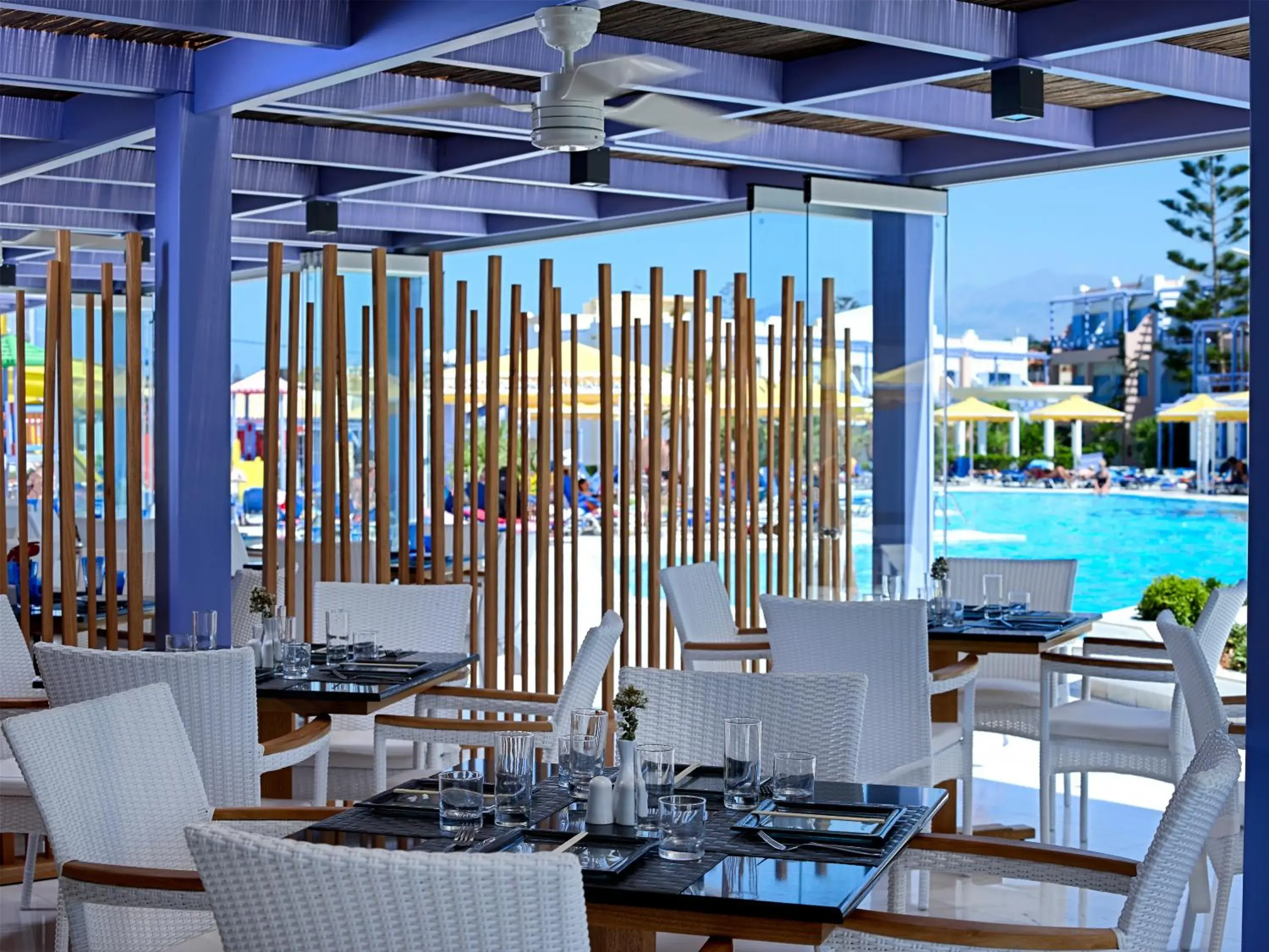 Restaurant/Places to Eat in Serita Beach Hotel