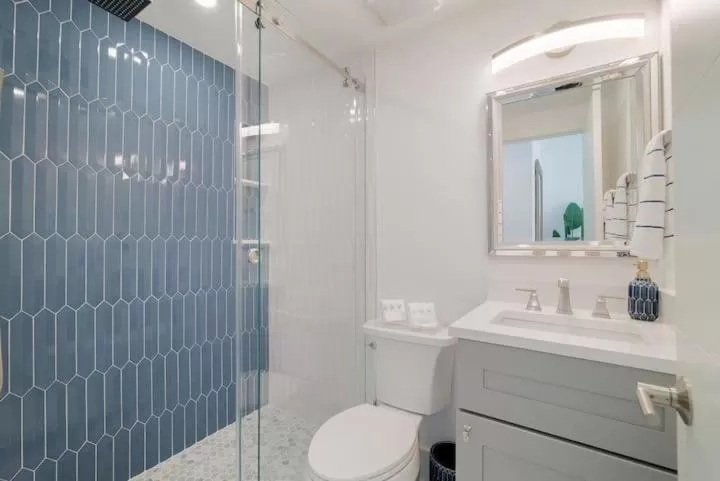 Shower in Tropicals of Palm Beach