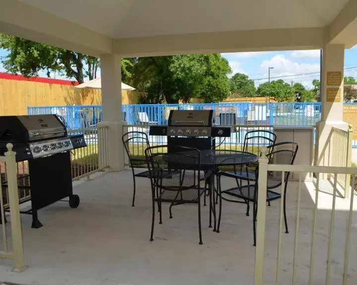 BBQ facilities in Candlewood Suites San Antonio Airport, an IHG Hotel