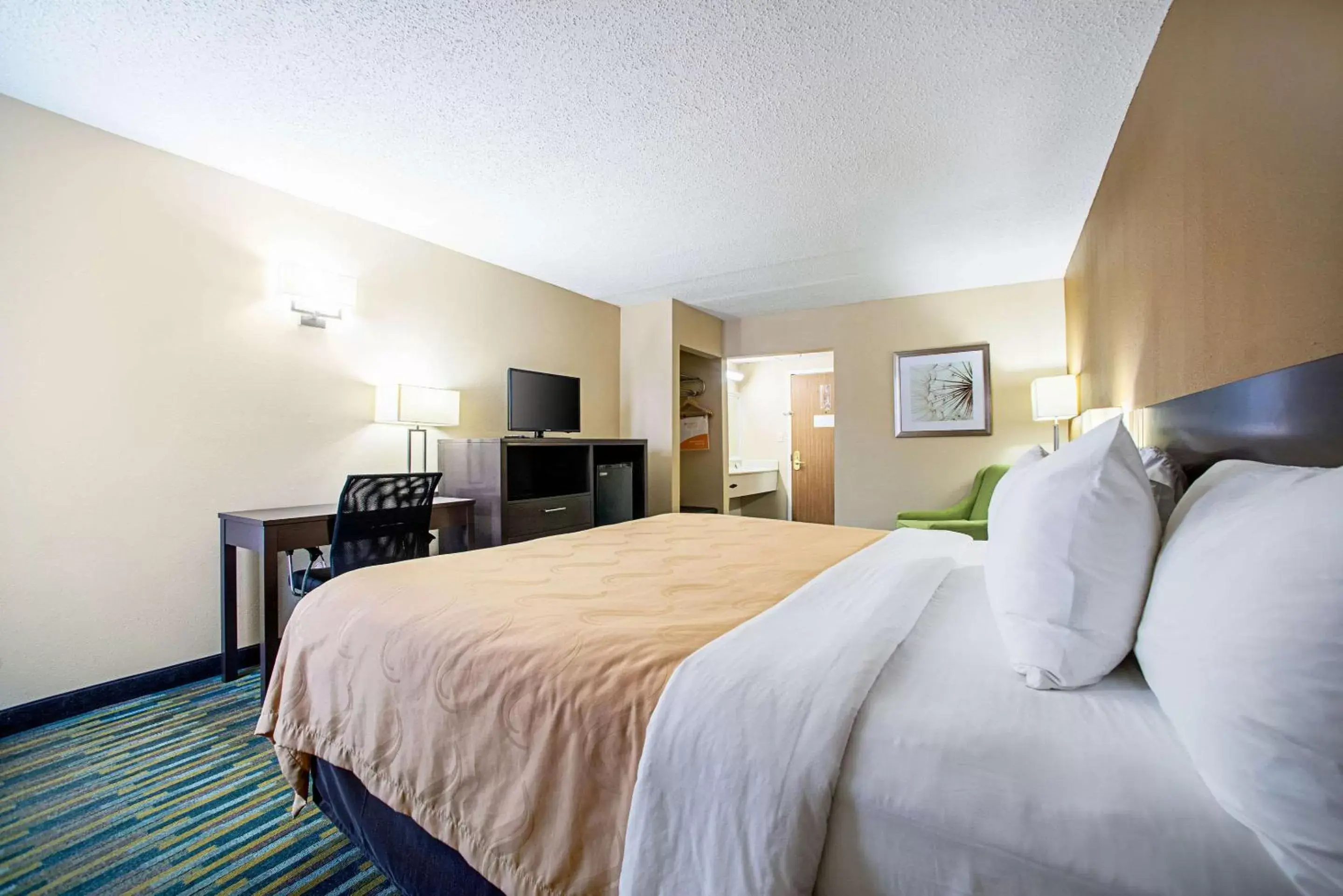 Photo of the whole room, Bed in Quality Inn Near Six Flags St. Louis
