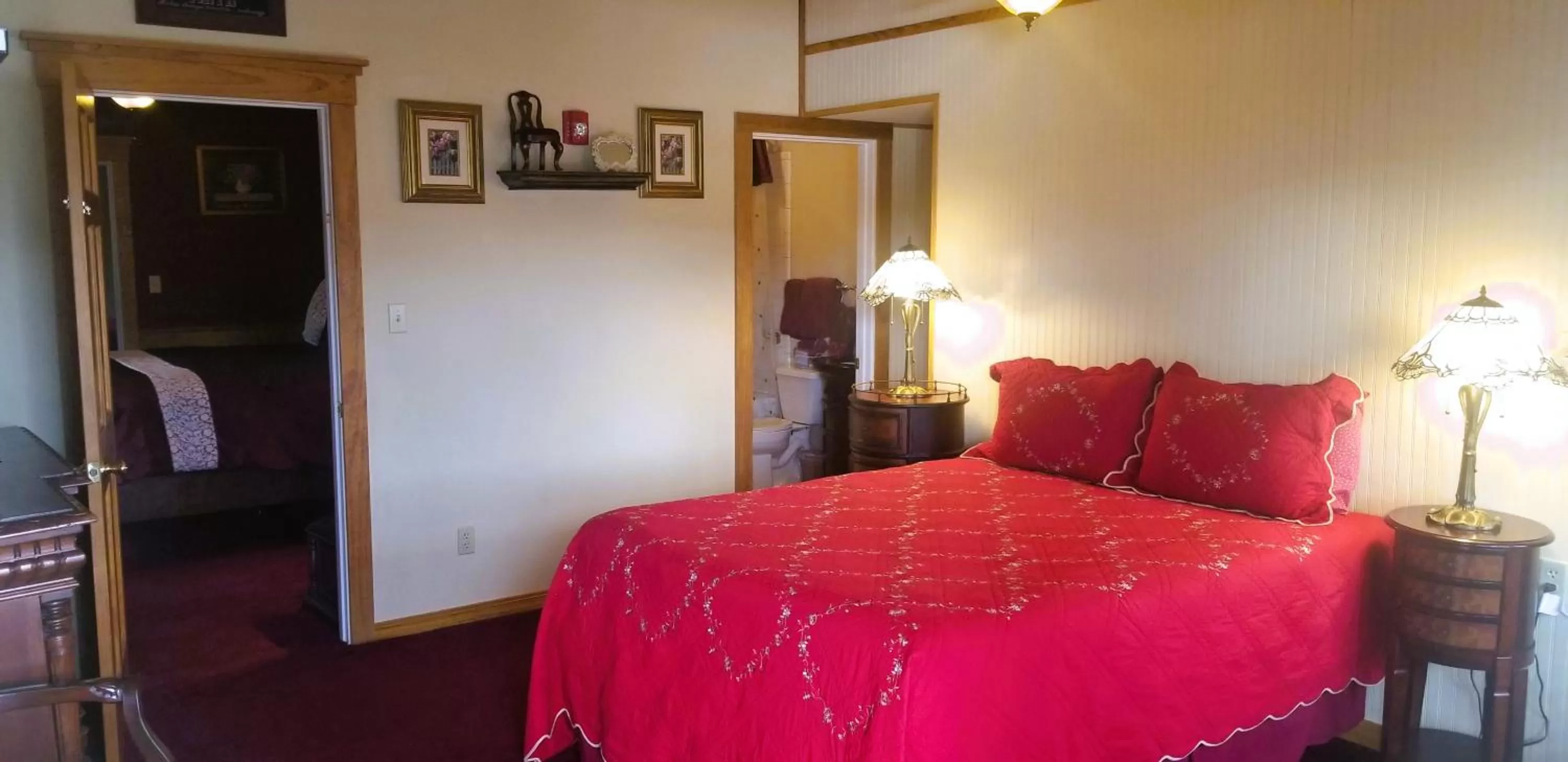 Bed in All Seasons Inn