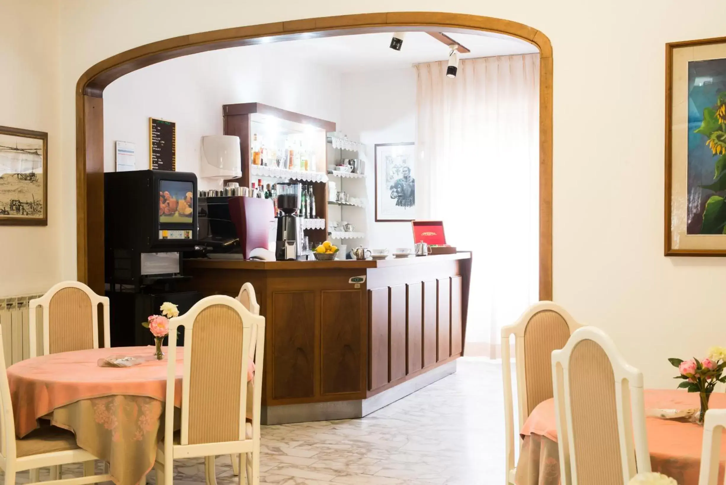 Restaurant/places to eat in Hotel Roma