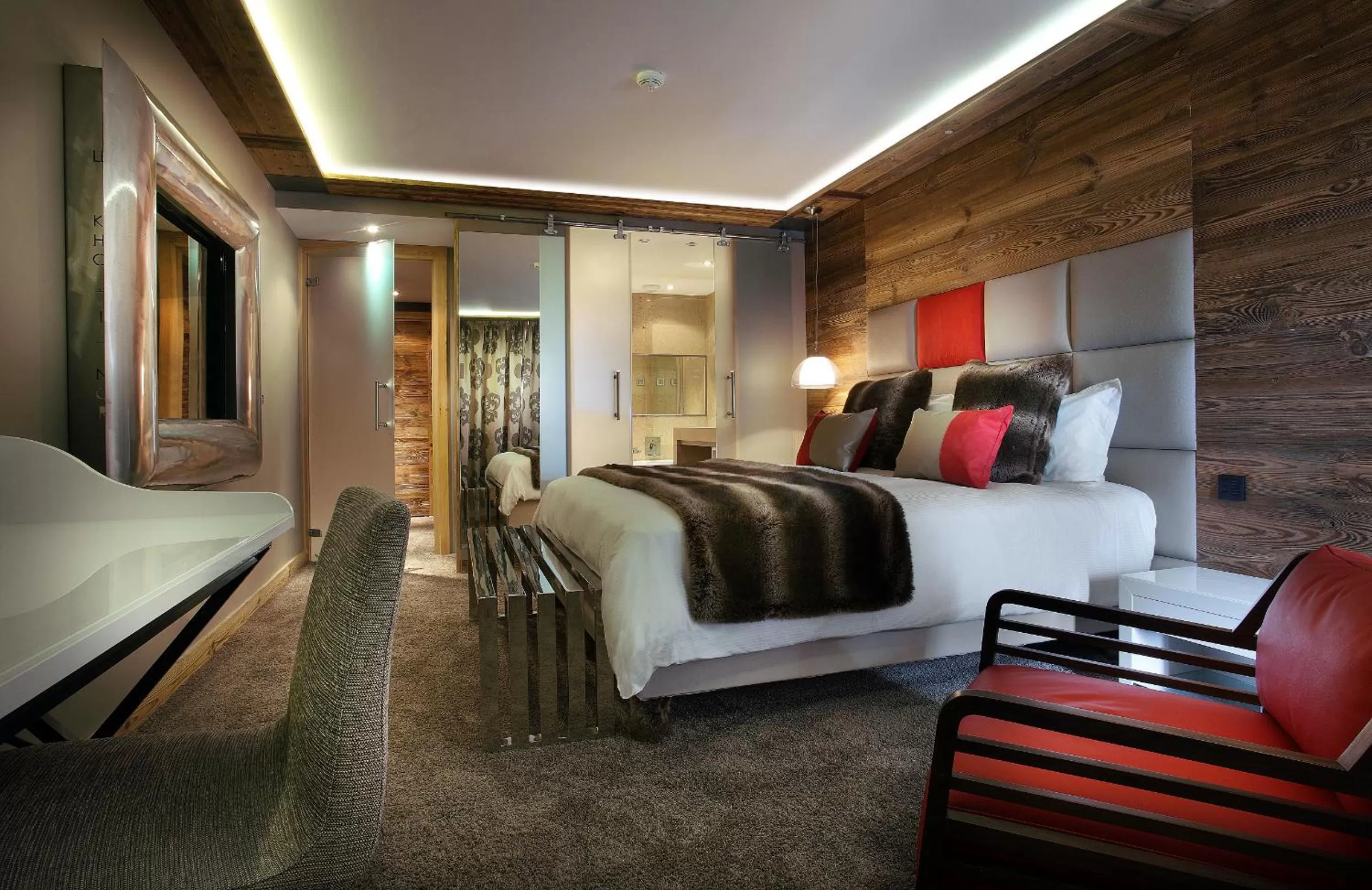 Photo of the whole room, Bed in Hôtel Koh-I Nor by Les Etincelles