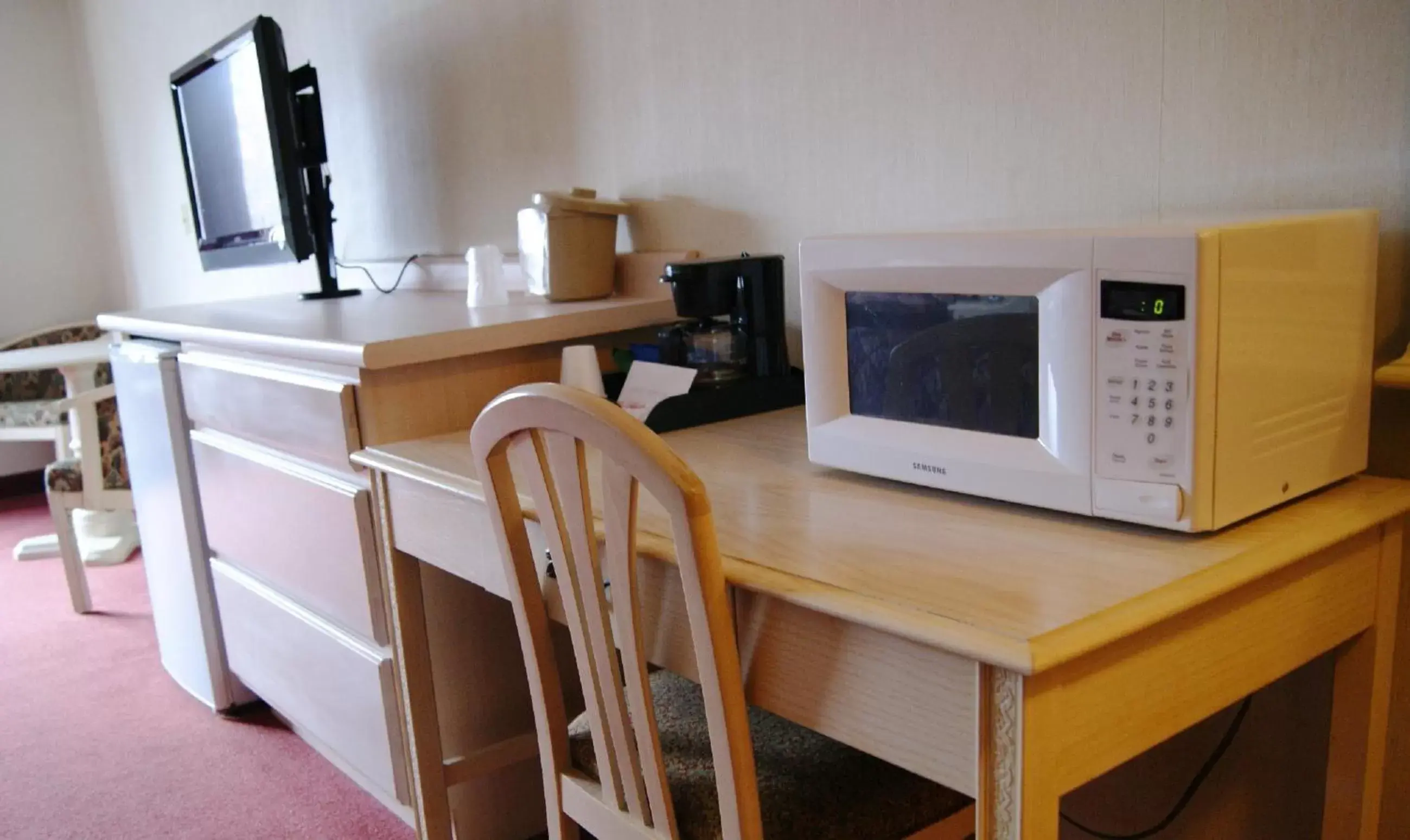 TV and multimedia, Kitchen/Kitchenette in Meadow Court Inn - Ithaca