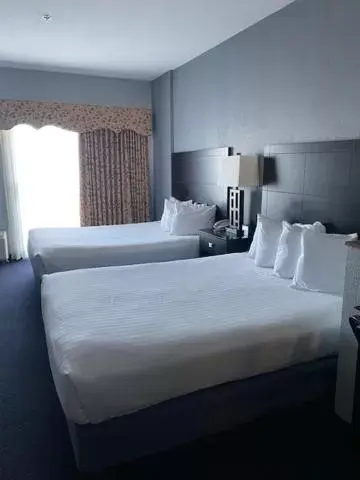 Bed in Lakeside Resort & Conference Center