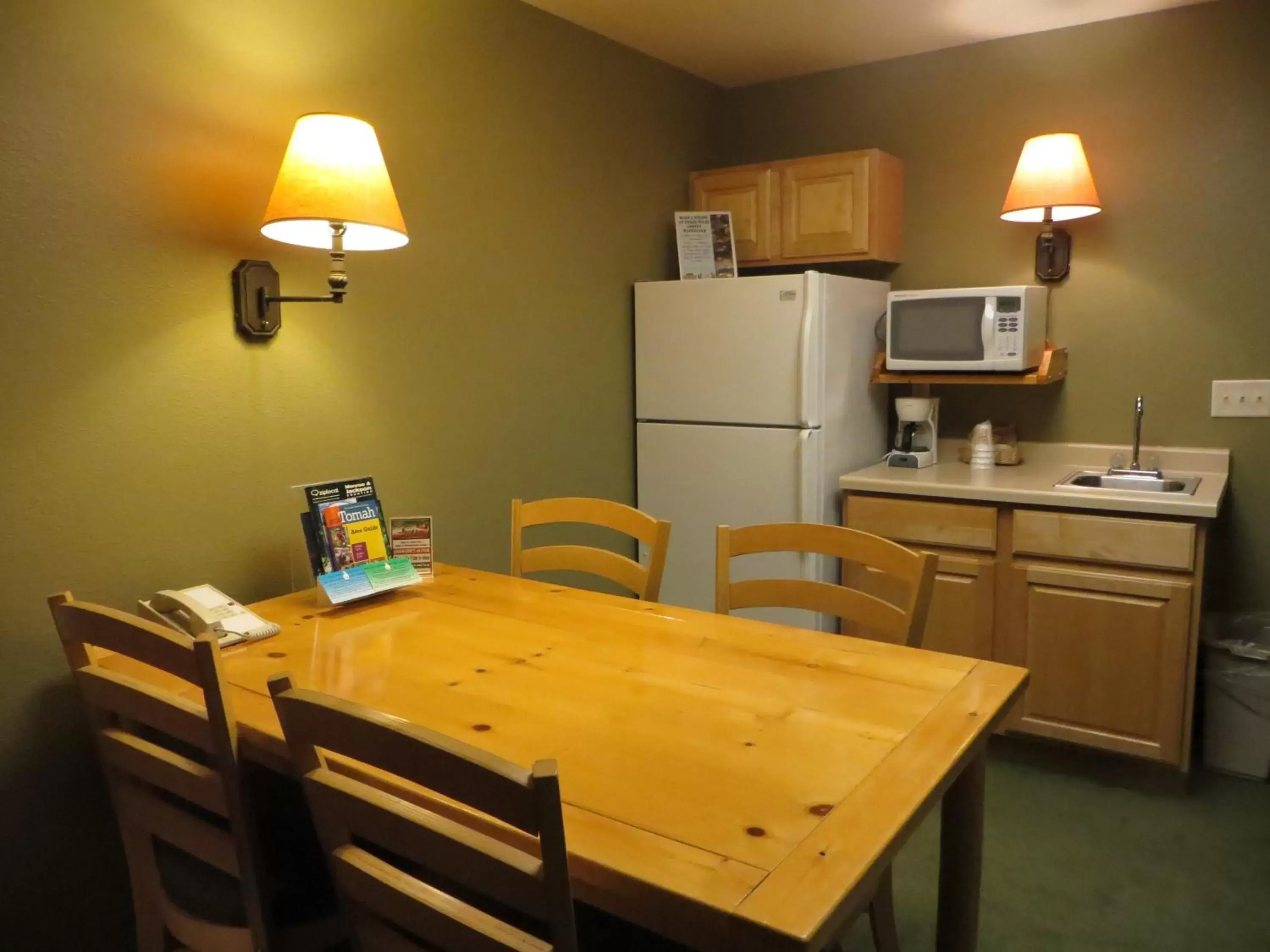 Kitchen or kitchenette, Dining Area in Cranberry Country Lodge