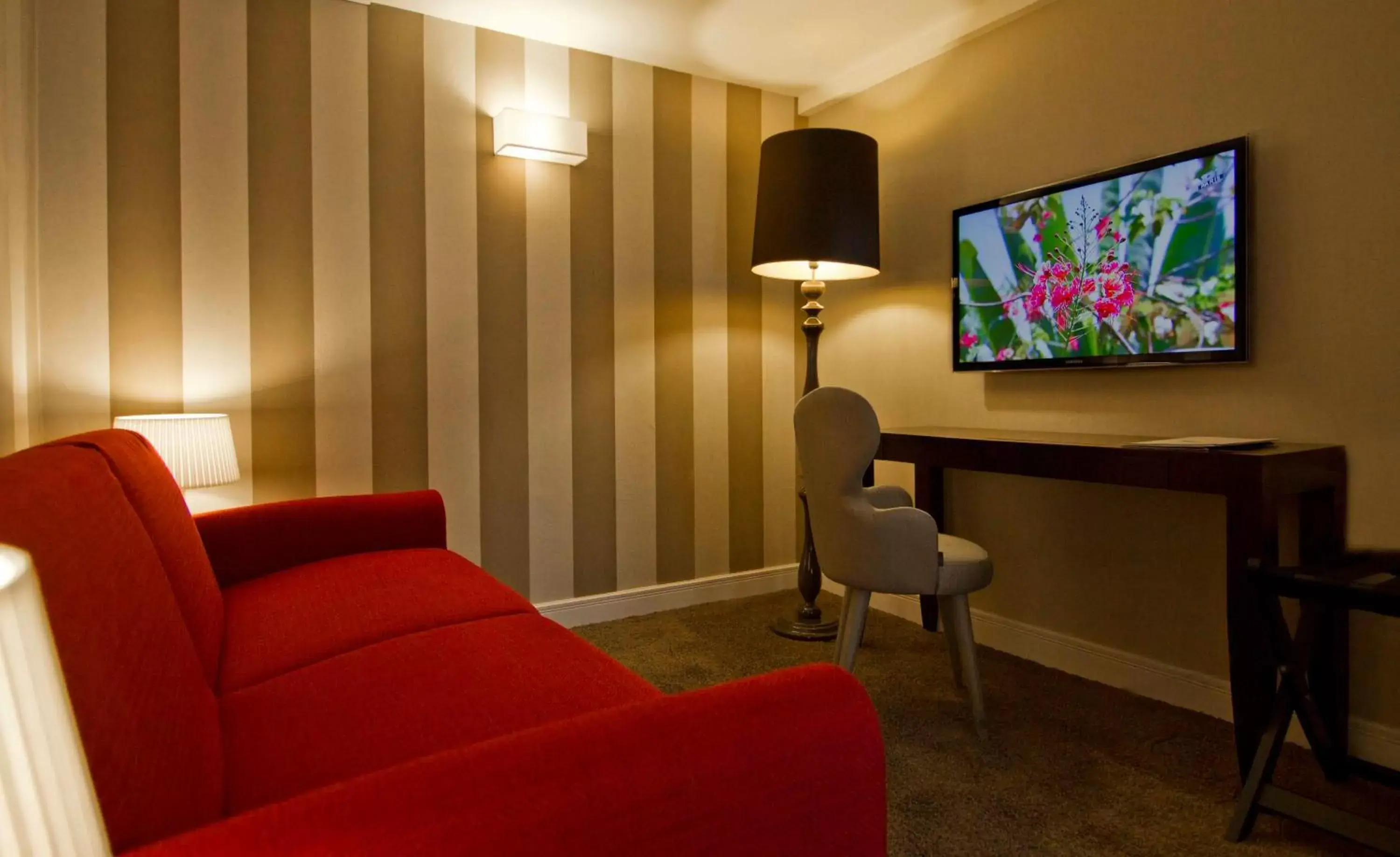 TV and multimedia, Seating Area in Hôtel Plaza Étoile