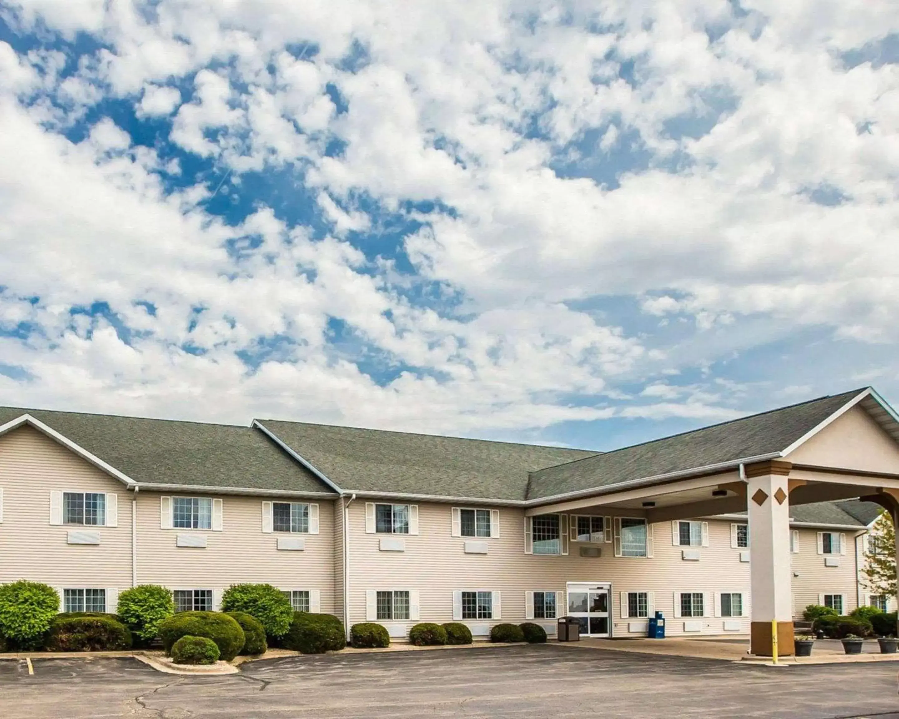 Property Building in Quality Inn & Suites Dixon near I-88
