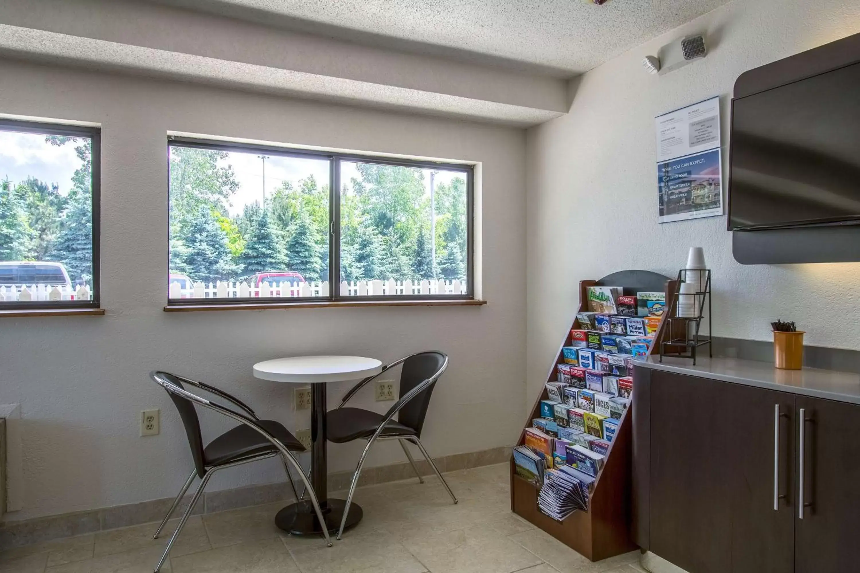 Communal lounge/ TV room in Motel 6-Ashland, OH